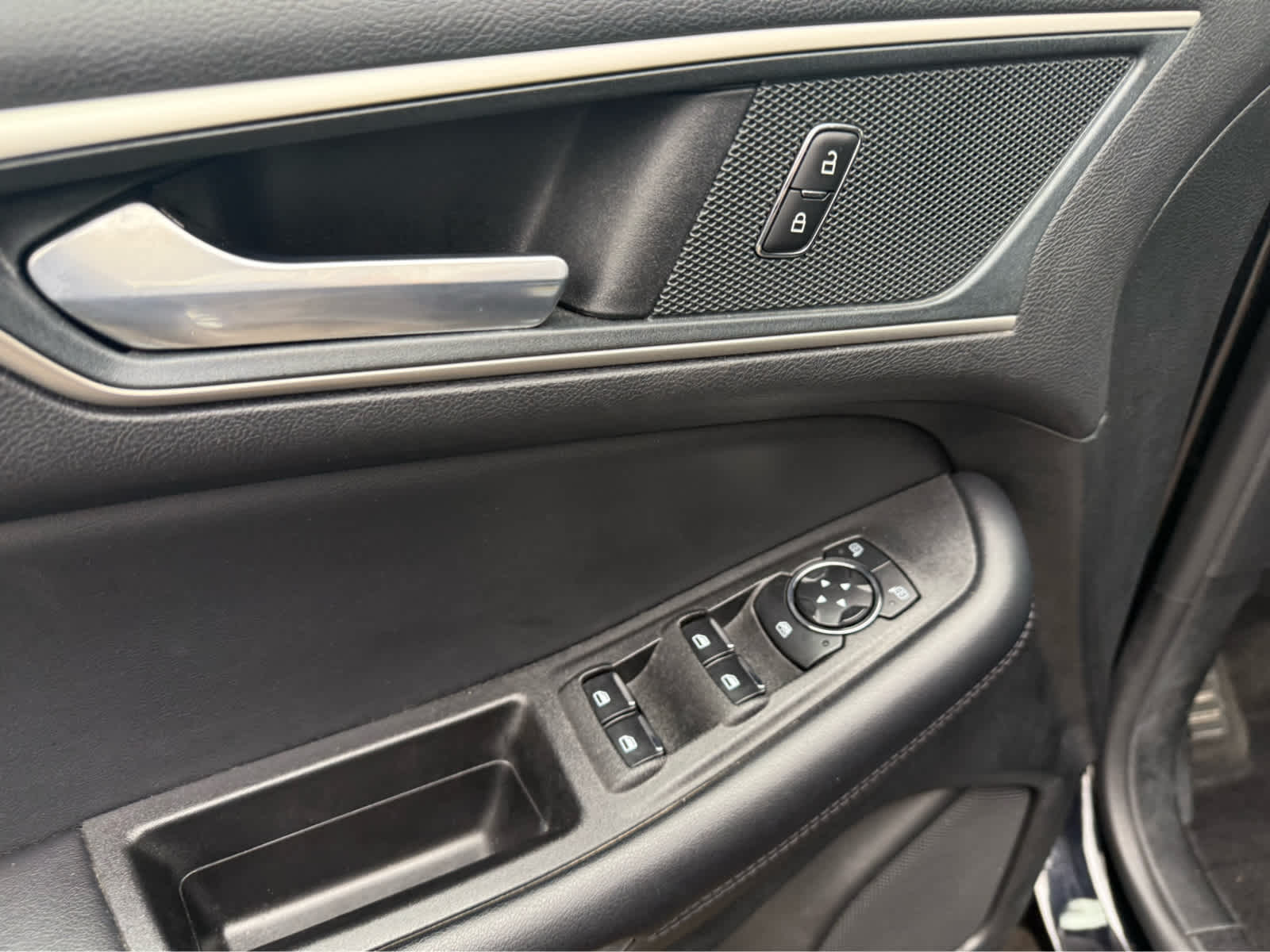 2024 Ford Edge SEL - Agate Black Metallic exterior view 7