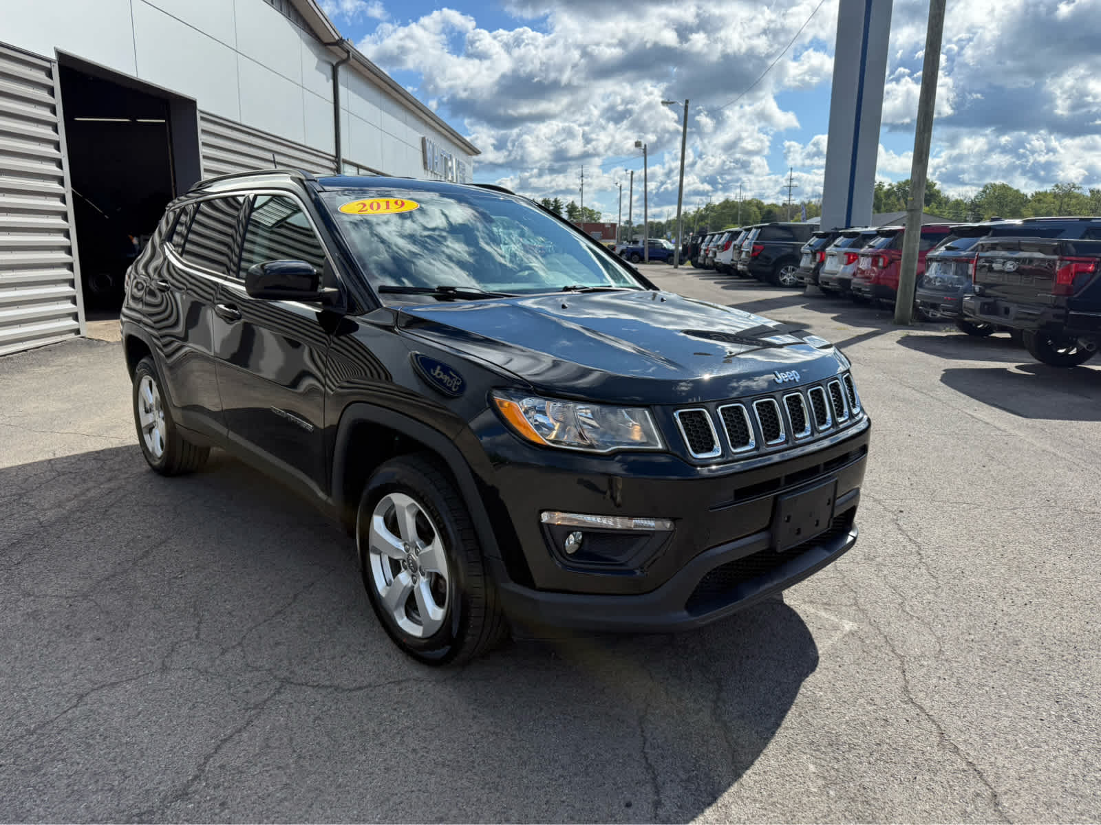 2019 Jeep Compass Latitude - Diamond Black Crystal Pearlcoat exterior view 2