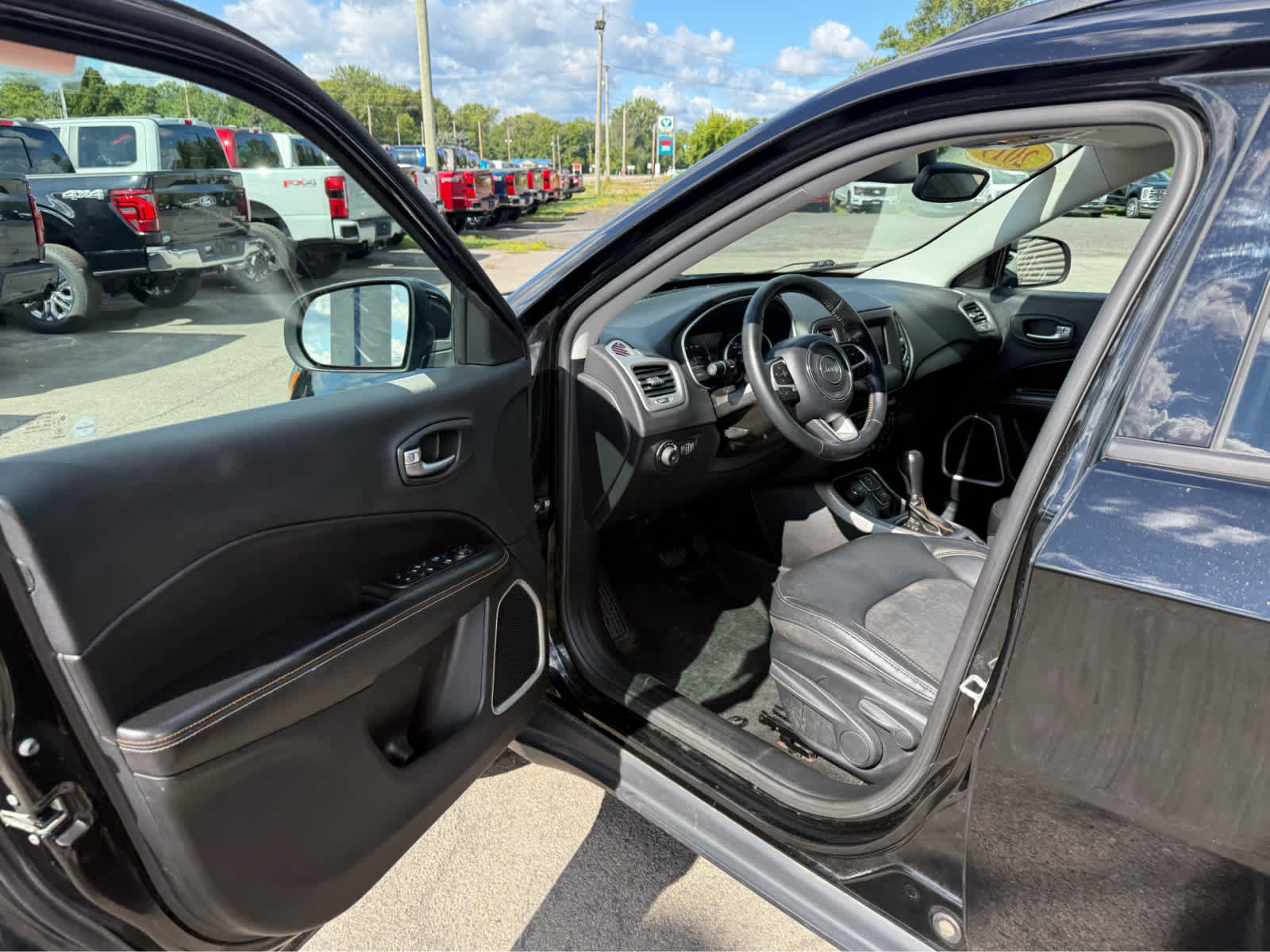 2019 Jeep Compass Latitude - Diamond Black Crystal Pearlcoat exterior view 6
