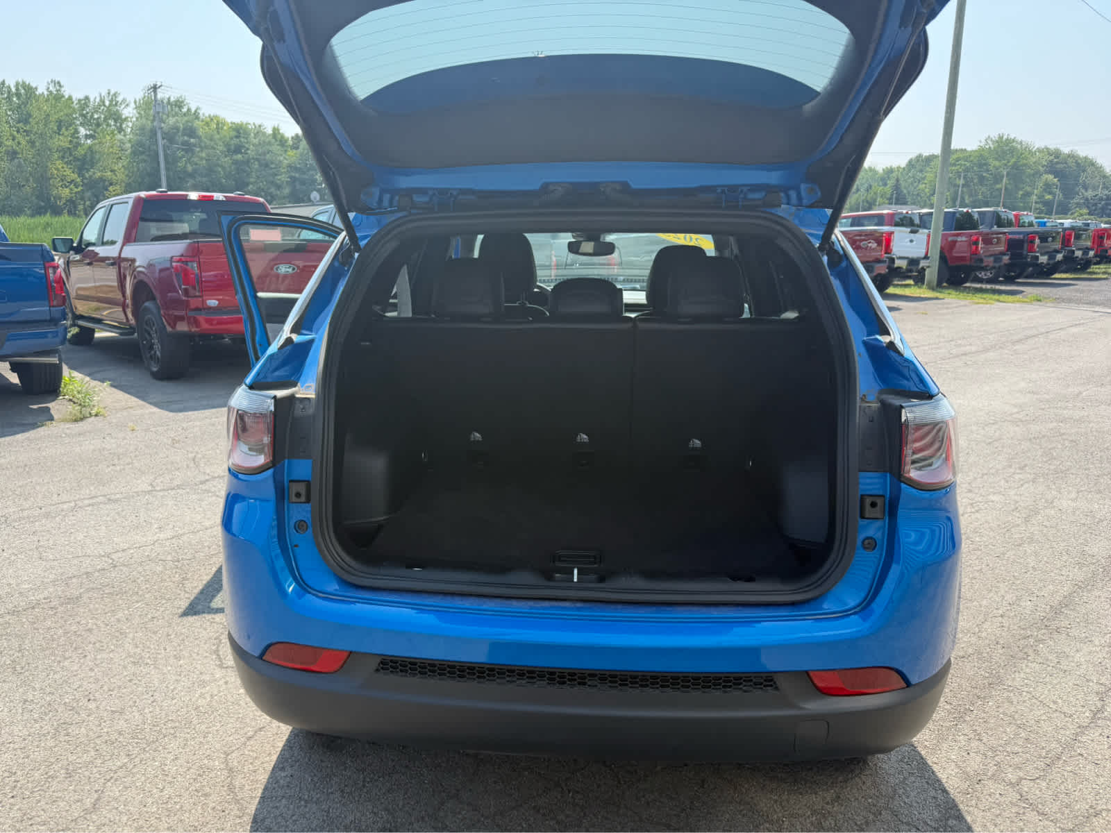 2023 Jeep Compass Latitude Lux - Laser Blue Pearlcoat exterior view 18