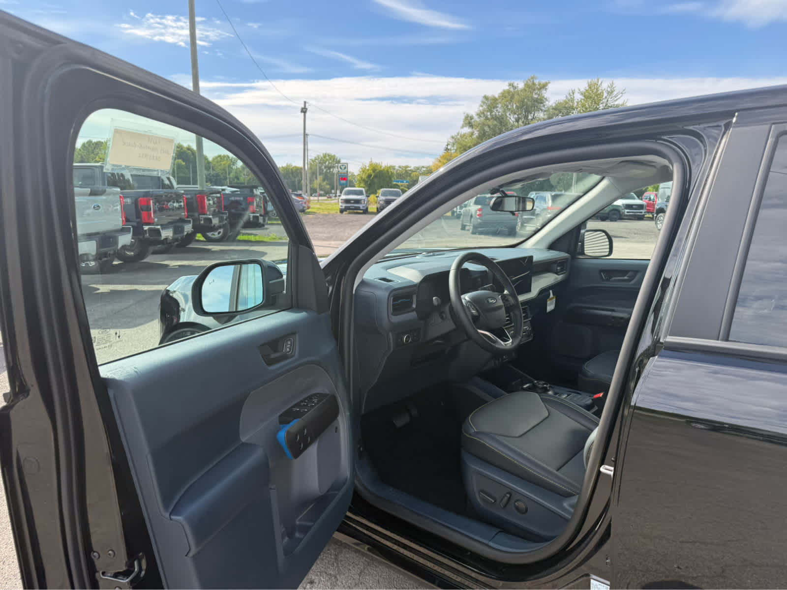 2025 Ford Maverick Lobo High - Shadow Black exterior view 10