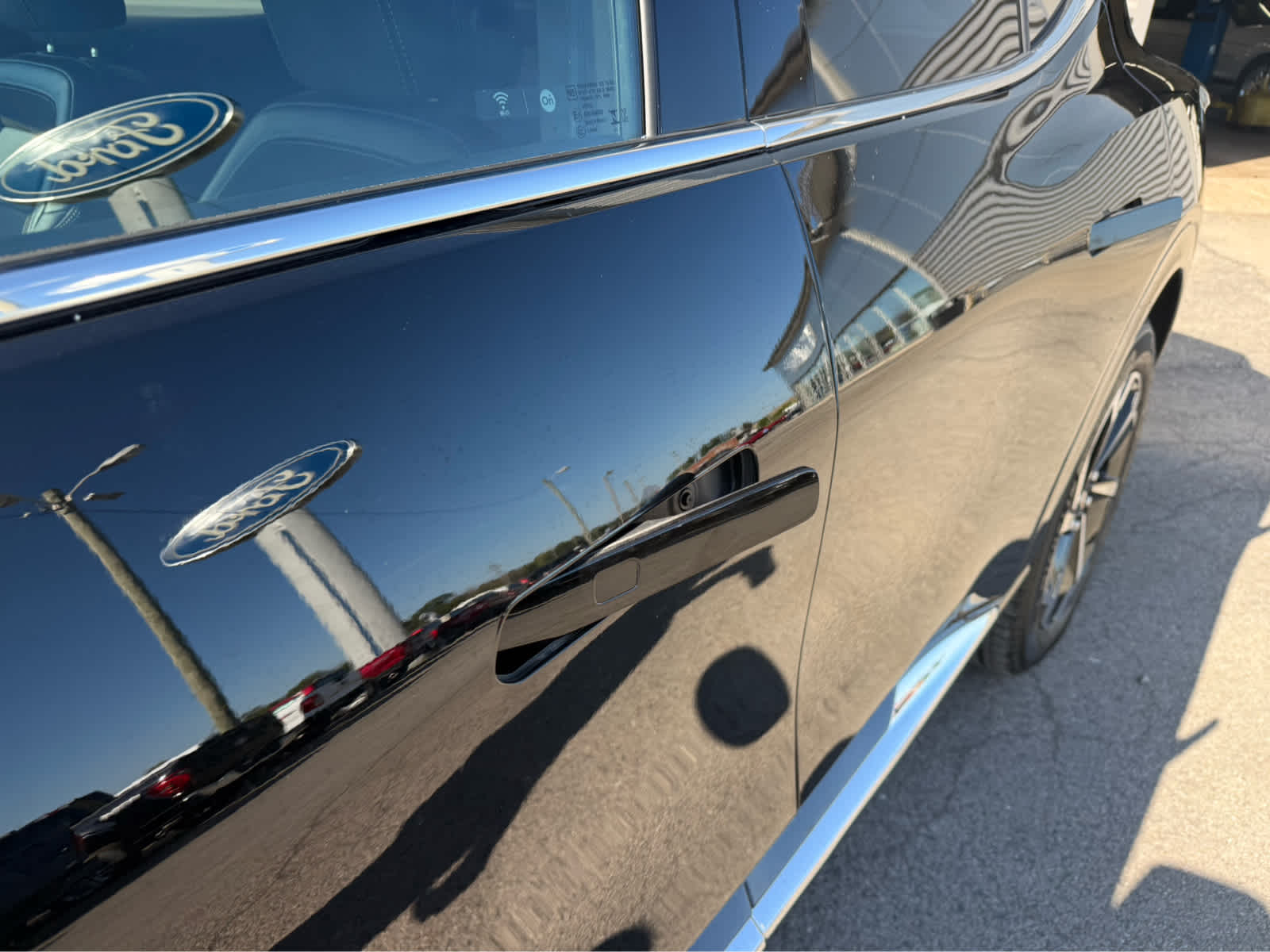 2025 Chevrolet Equinox EV LT - Black exterior view 5