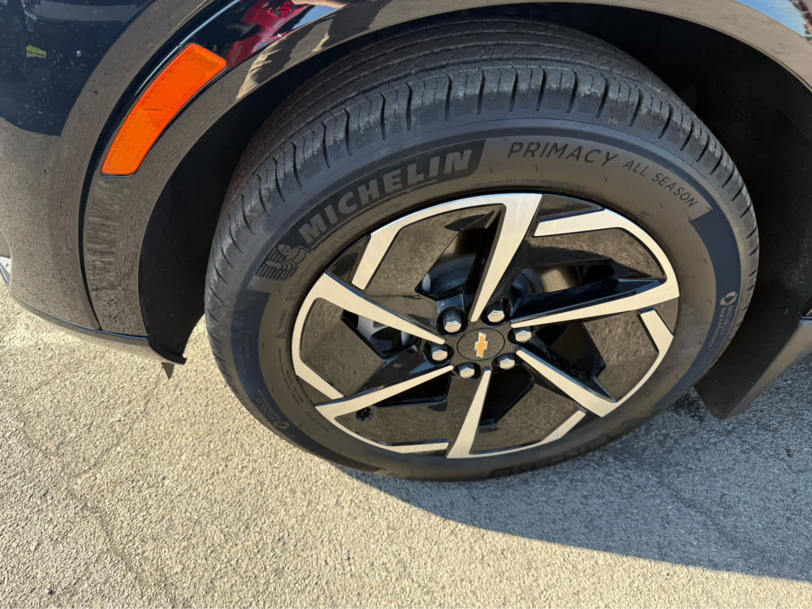 2025 Chevrolet Equinox EV LT - Black exterior view 4