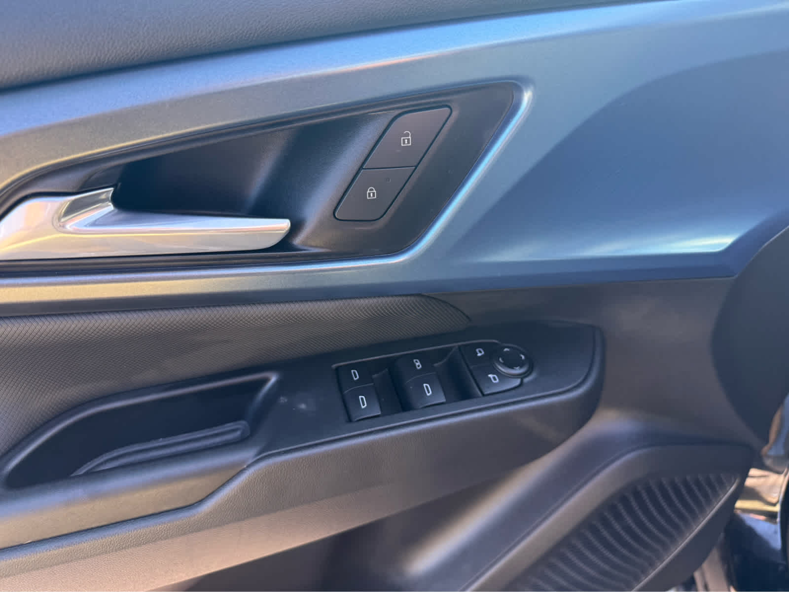 2025 Chevrolet Equinox EV LT - Black exterior view 8