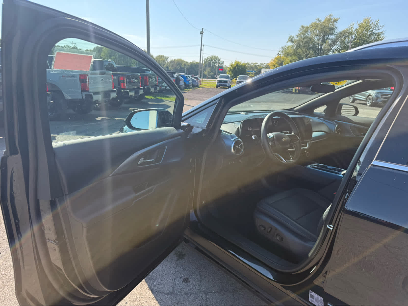 2025 Chevrolet Equinox EV LT - Black exterior view 7