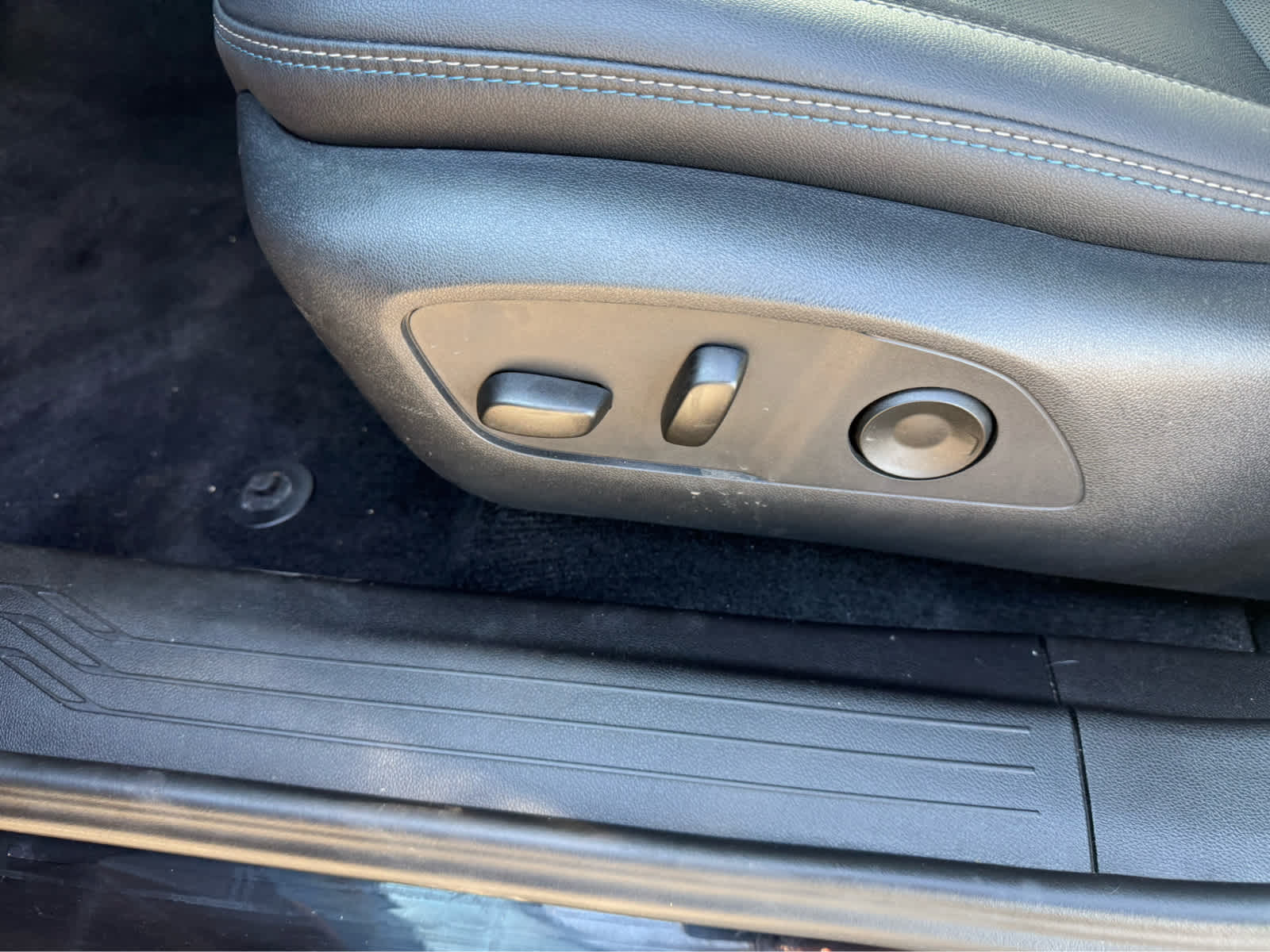 2025 Chevrolet Equinox EV LT - Black exterior view 9