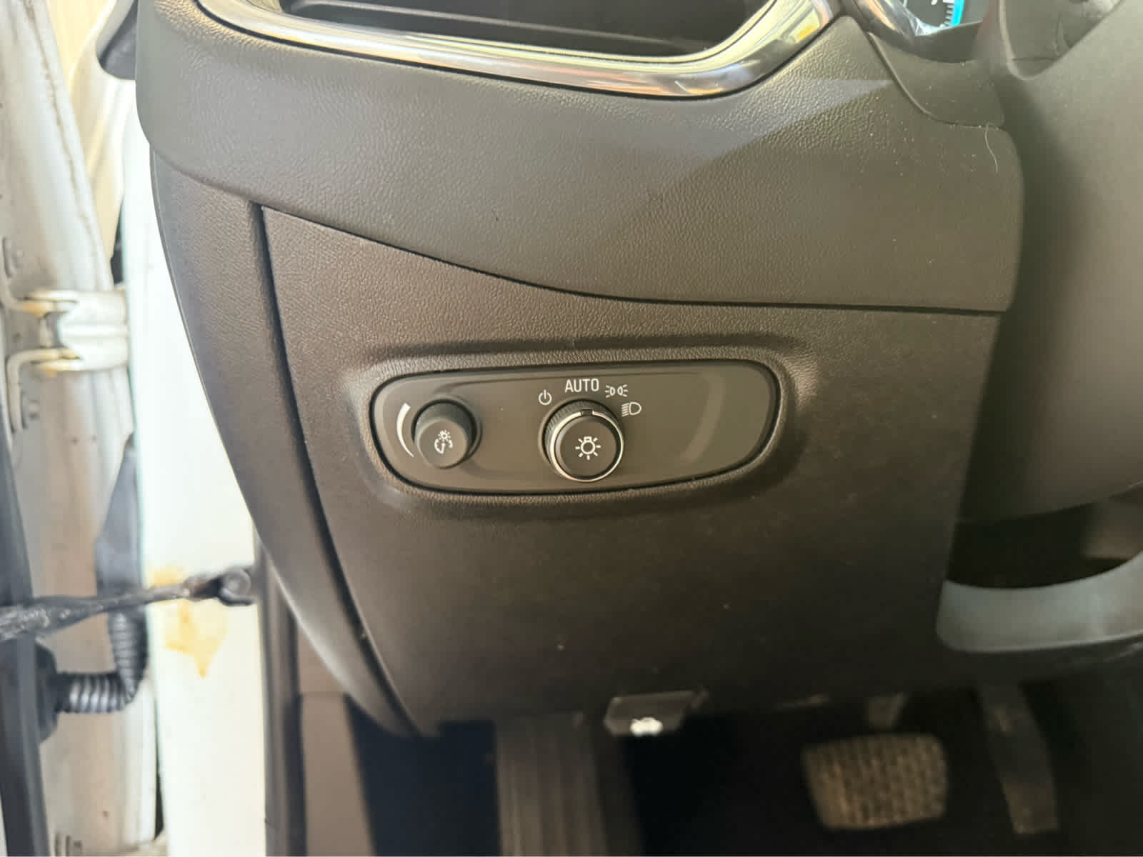 2019 Chevrolet Equinox LS - Summit White exterior view 10