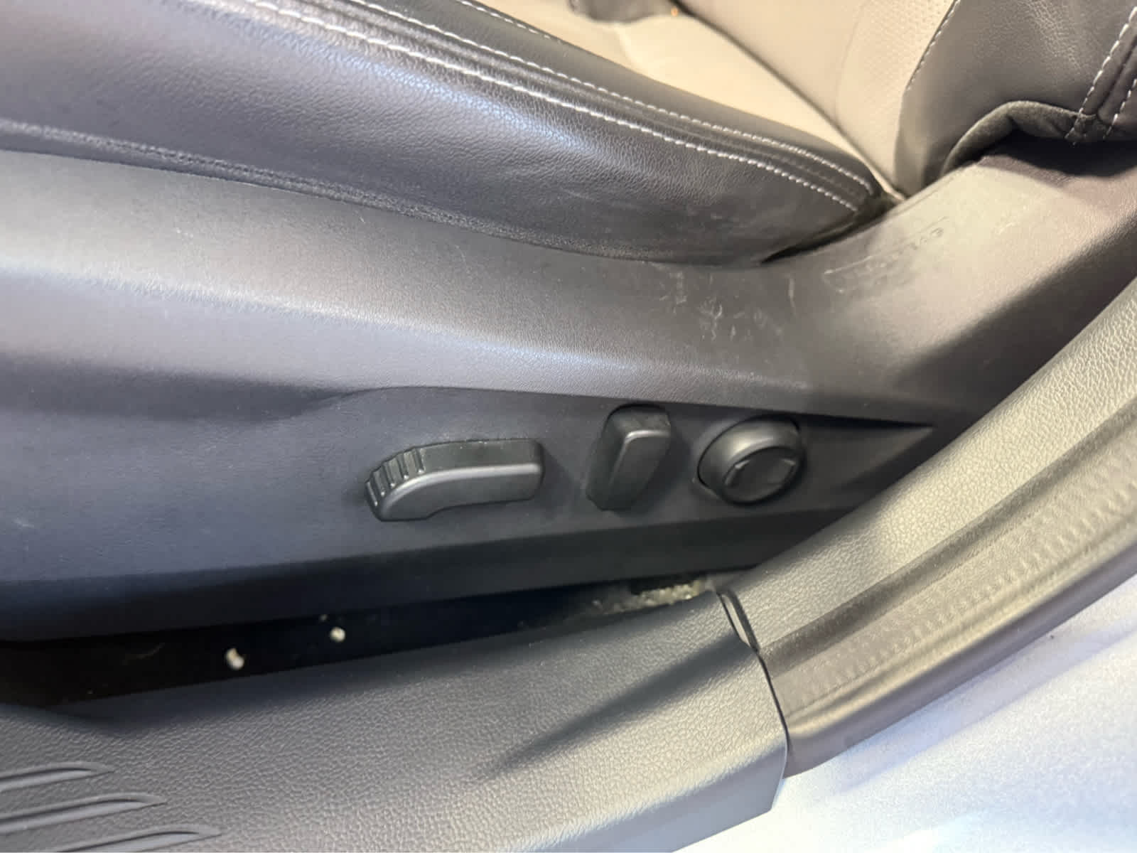 2020 Subaru Outback Limited - Ice Silver Metallic exterior view 8