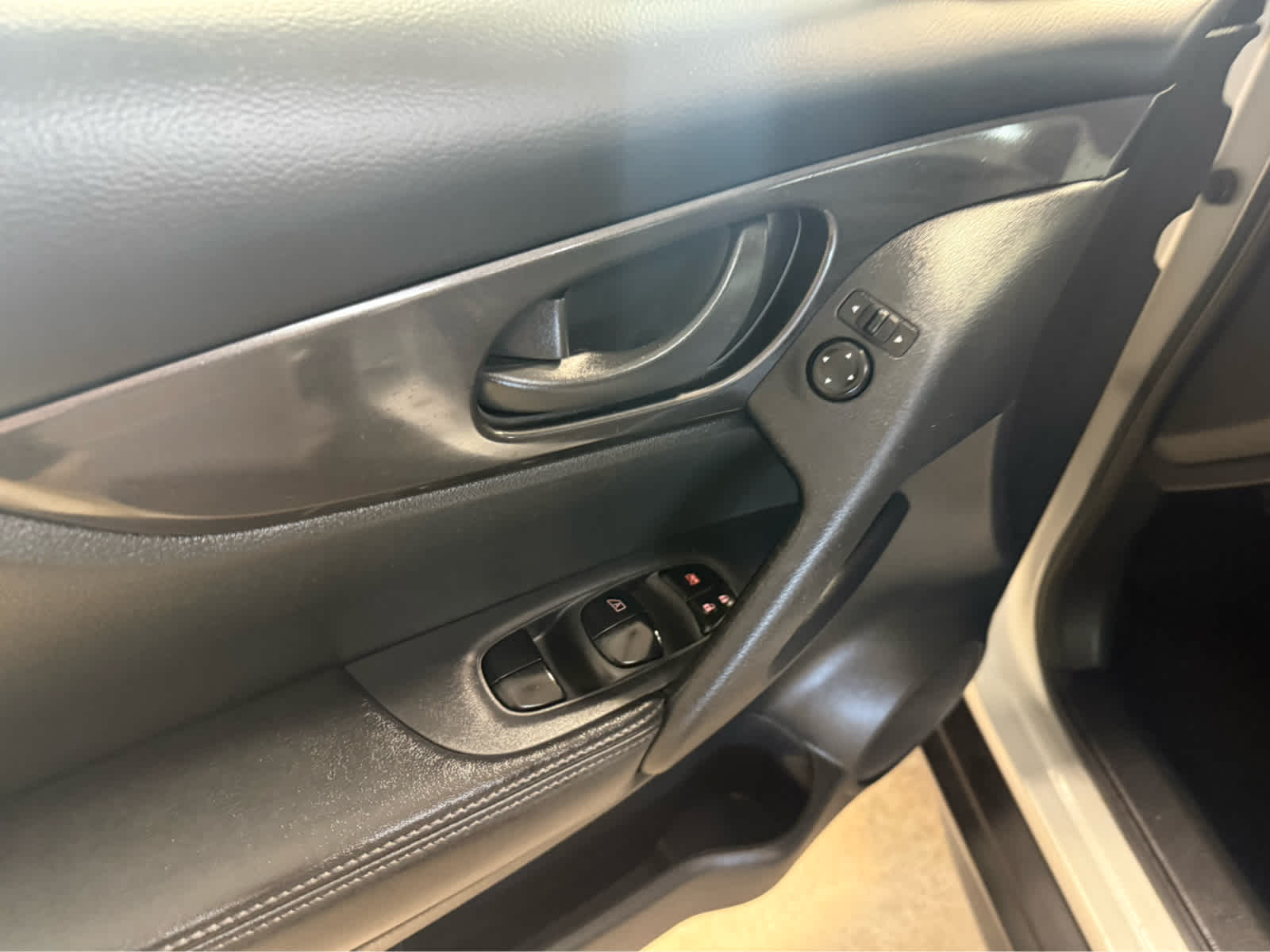 2019 Nissan Rogue S - Brilliant Silver Metallic exterior view 8
