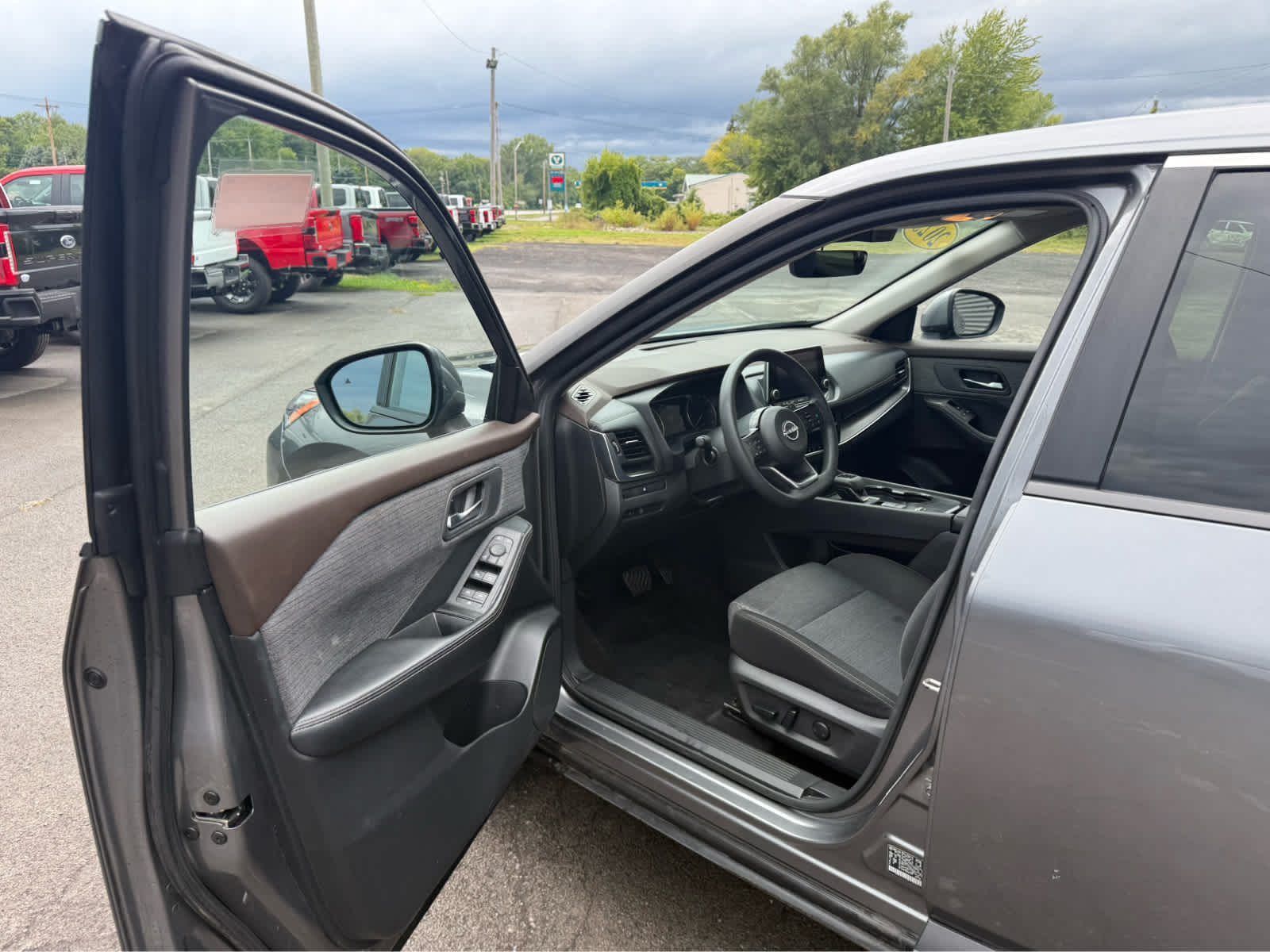 2023 Nissan Rogue SV - Gun Metallic exterior view 6