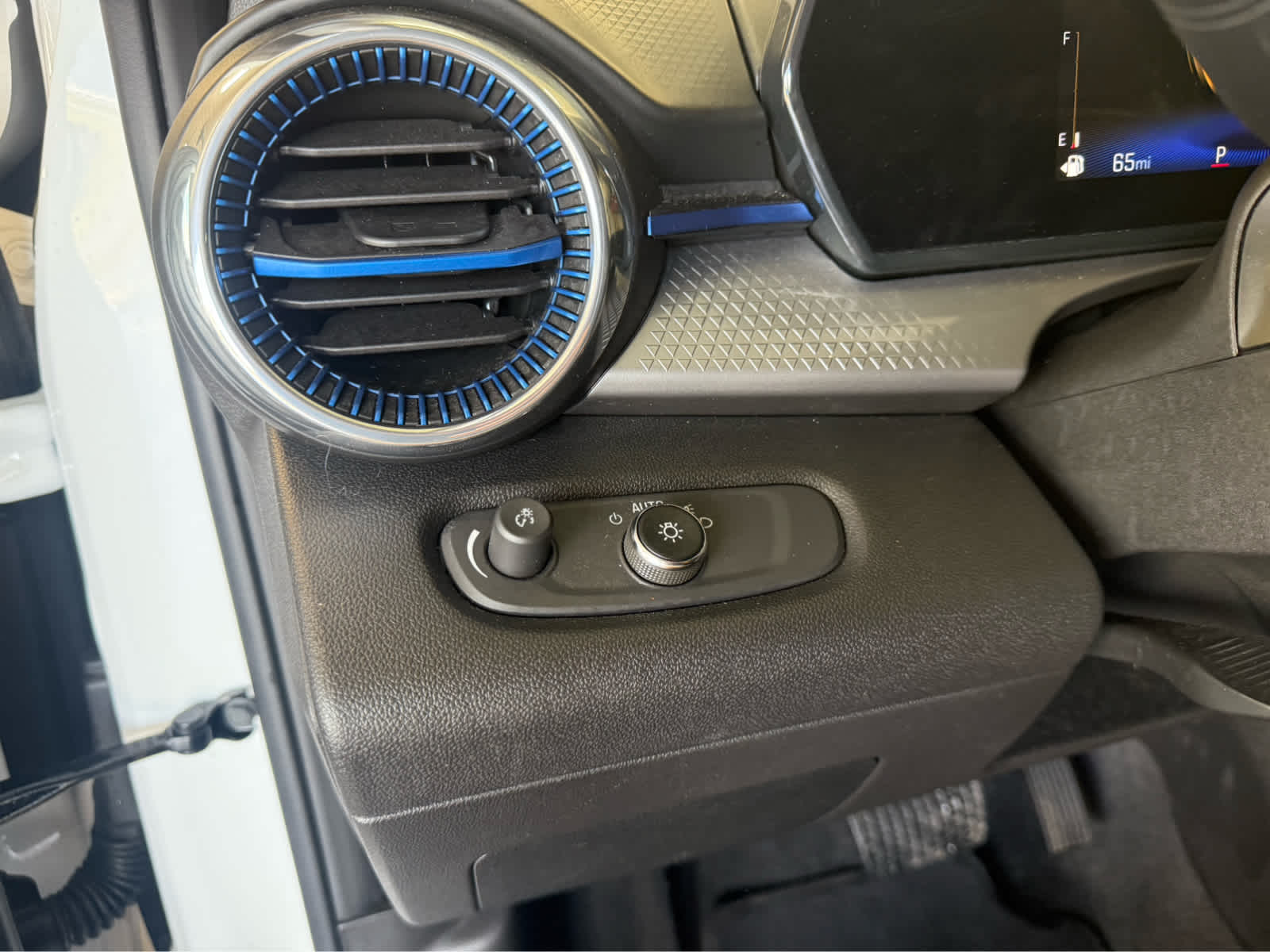 2025 Chevrolet Trax LT - Summit White exterior view 9