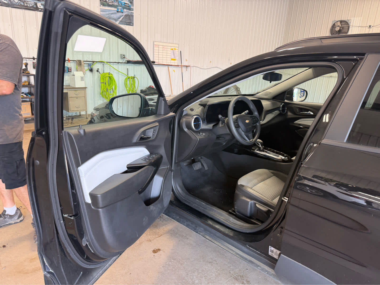 2025 Chevrolet Trax LT - Mosaic Black Metallic exterior view 6