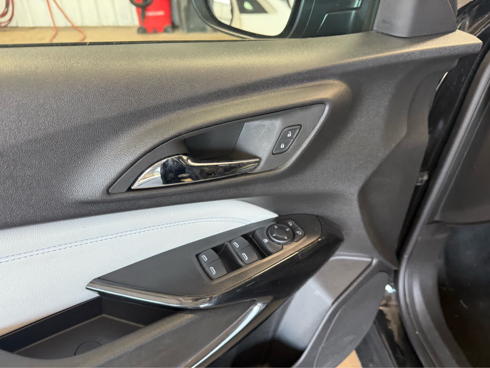 2025 Chevrolet Trax LT - Mosaic Black Metallic exterior view 7