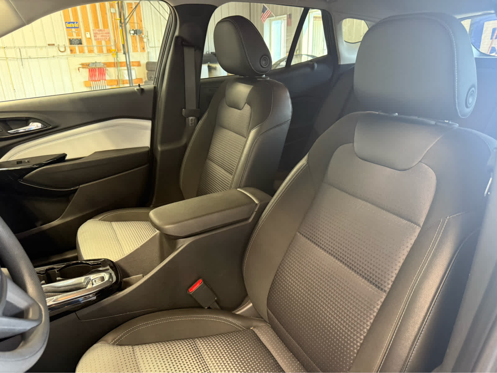 2025 Chevrolet Trax LT - Mosaic Black Metallic exterior view 14
