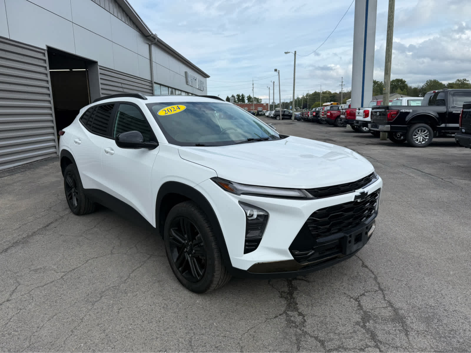 2024 Chevrolet Trax ACTIV - Summit White exterior view 2