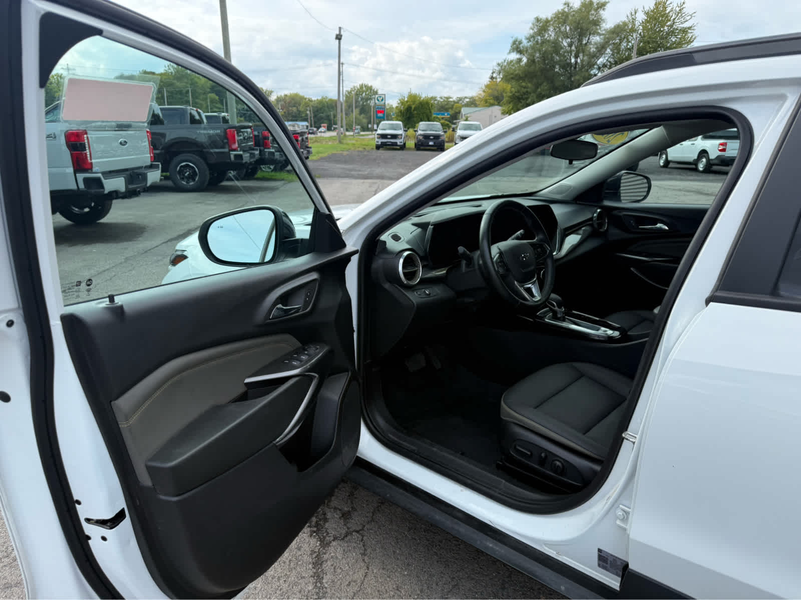 2024 Chevrolet Trax ACTIV - Summit White exterior view 6