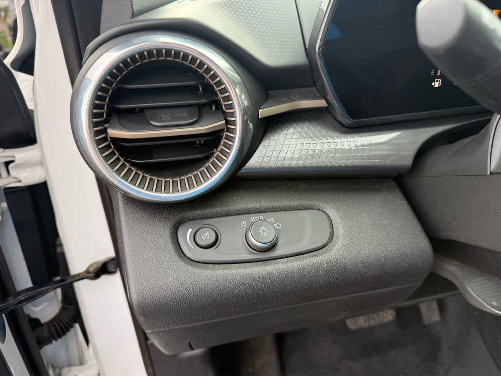 2024 Chevrolet Trax ACTIV - Summit White exterior view 11