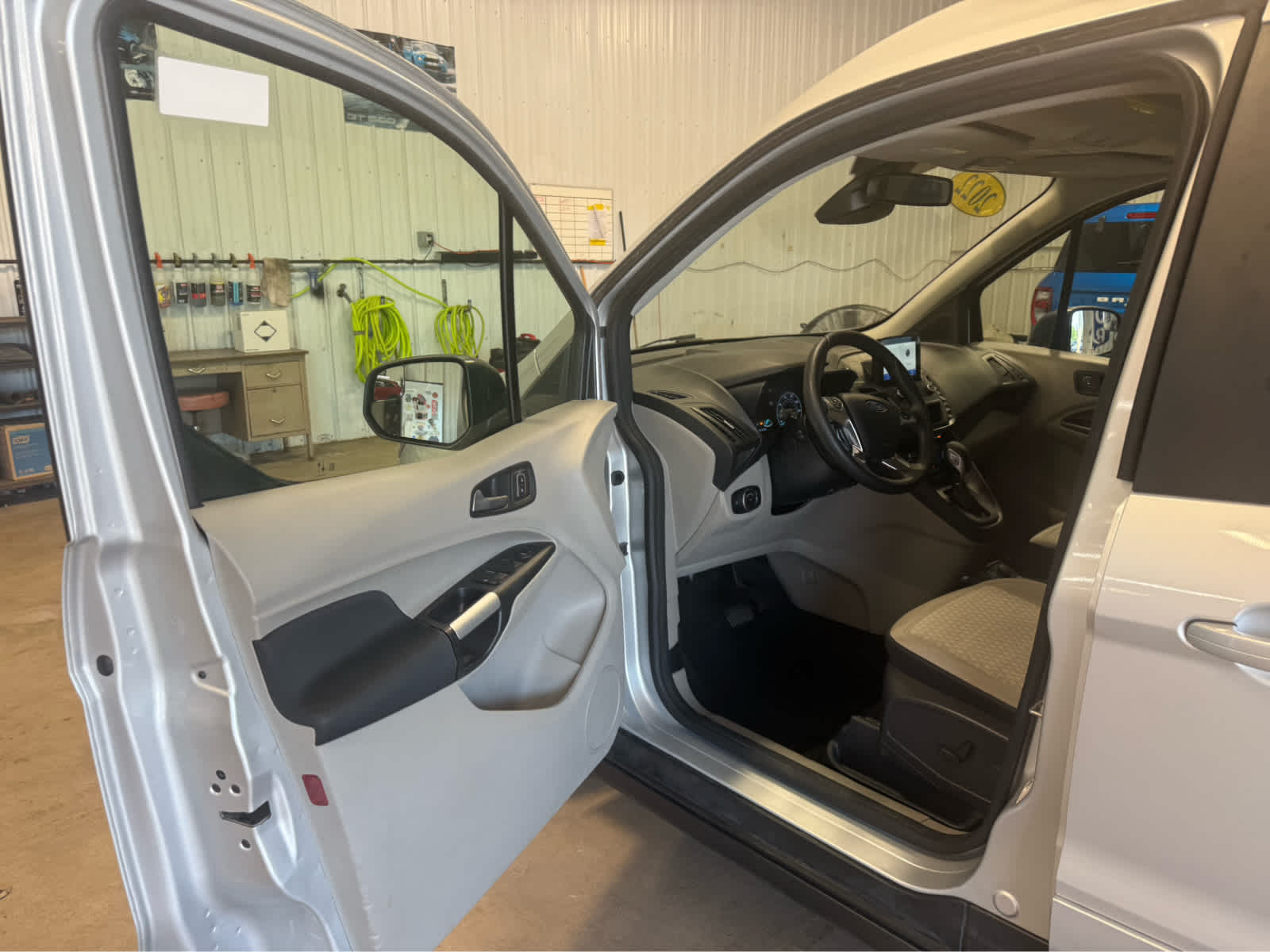 2022 Ford Transit Connect Wagon XLT - Silver exterior view 6