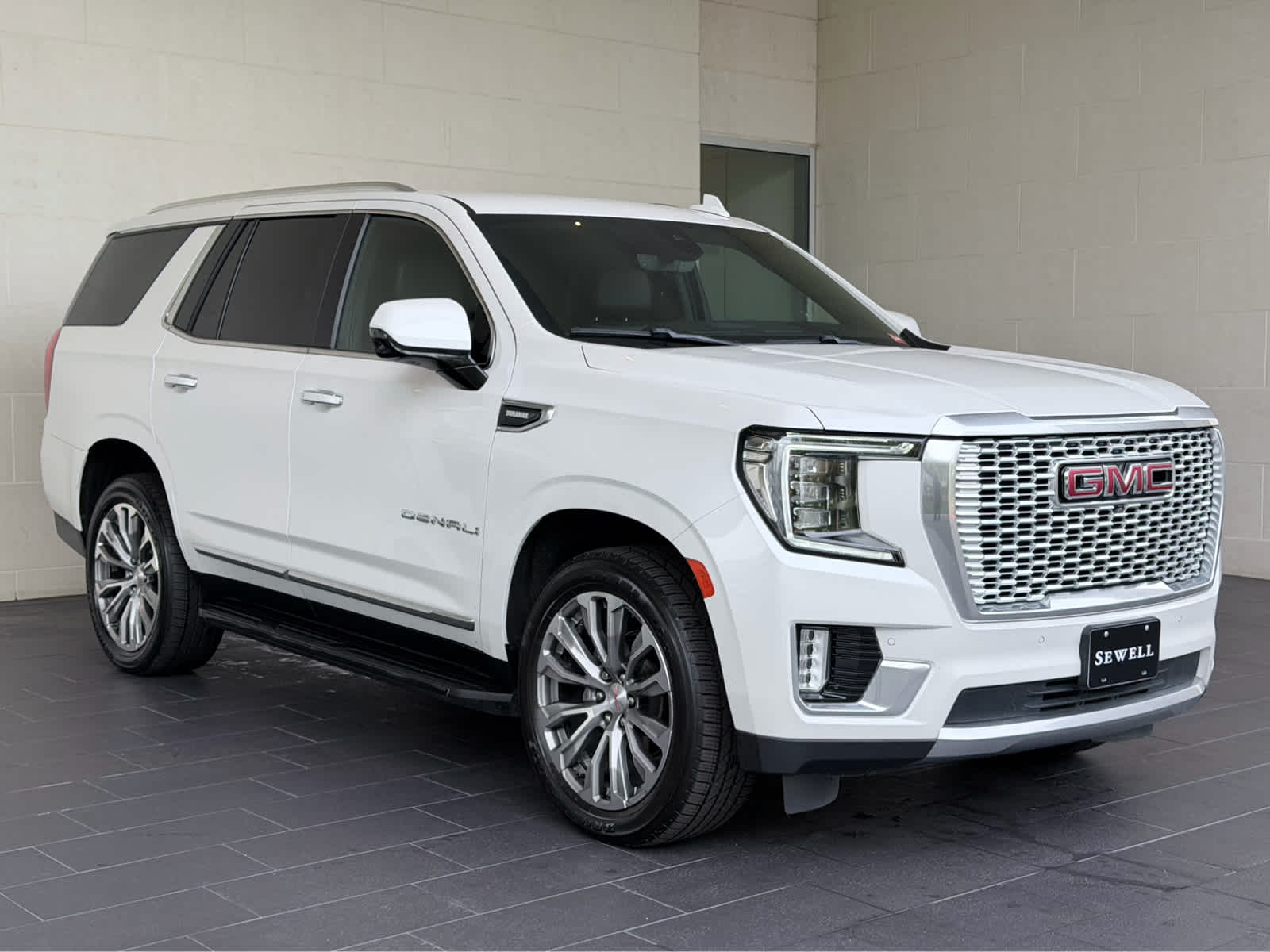 Used 2021 White Frost Tricoat GMC Denali image 3