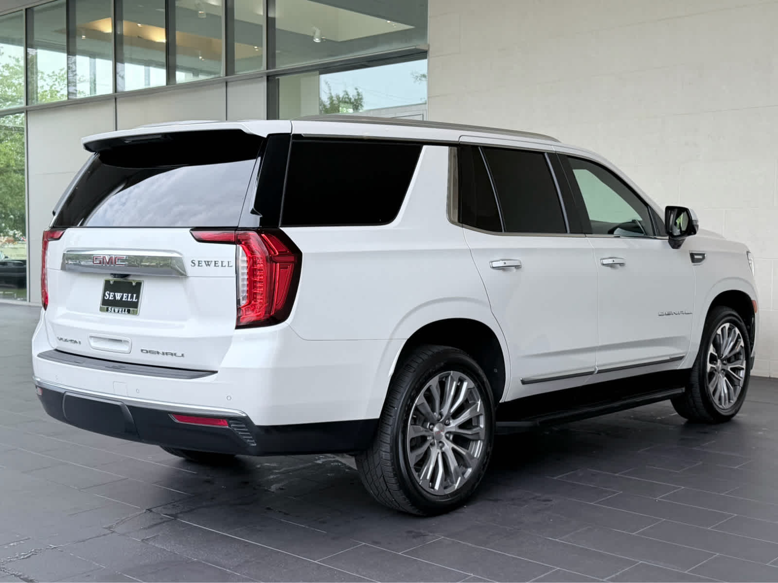Used 2021 White Frost Tricoat GMC Denali image 4