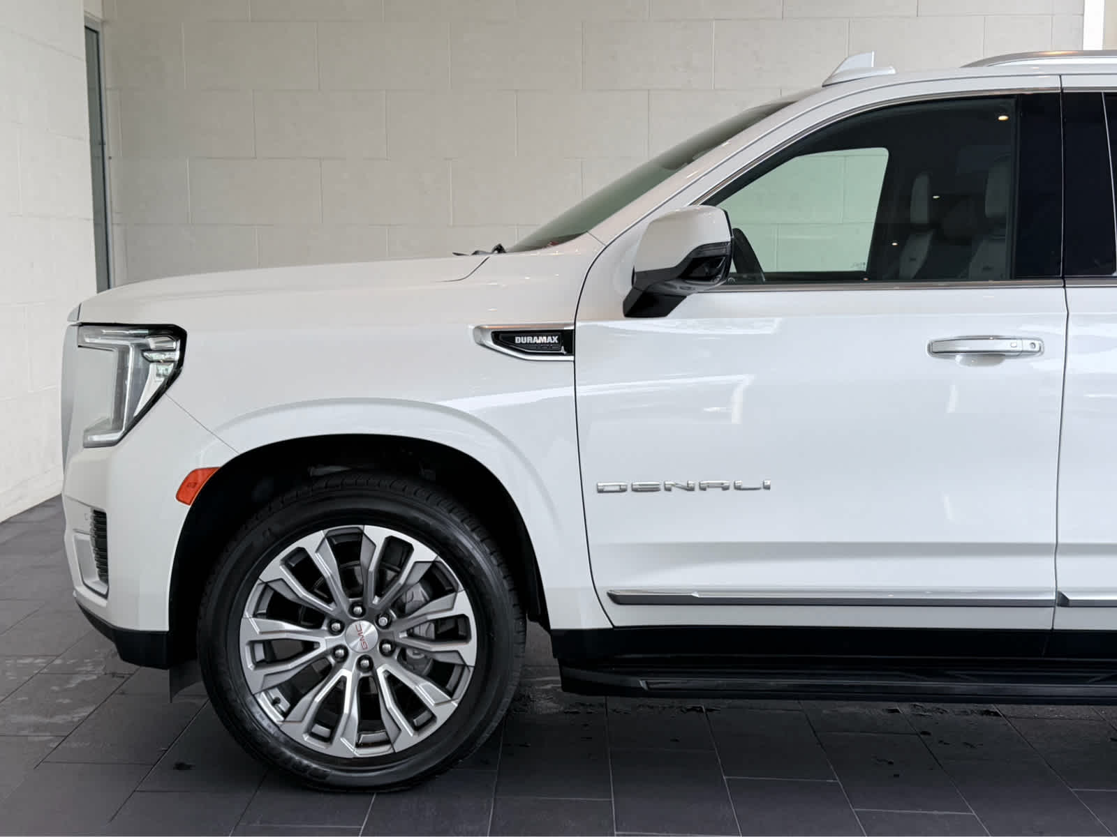 Used 2021 White Frost Tricoat GMC Denali image 7