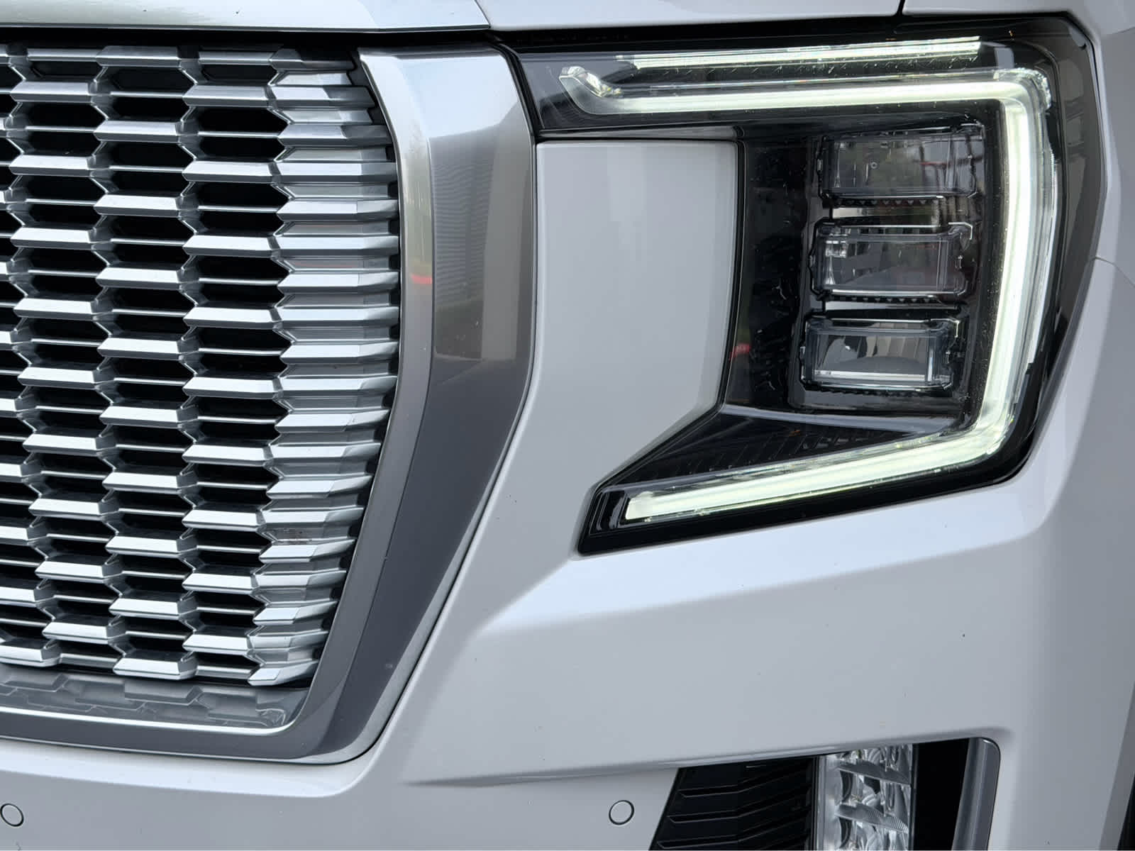 Used 2021 White Frost Tricoat GMC Denali image 9