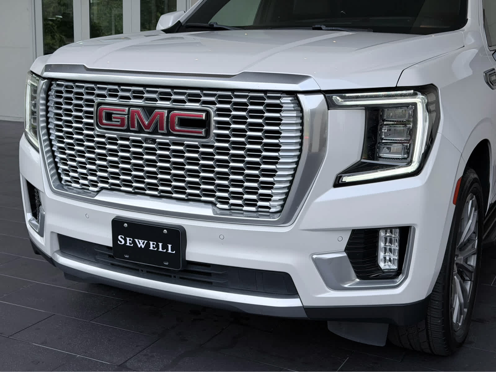 Used 2021 White Frost Tricoat GMC Denali image 8