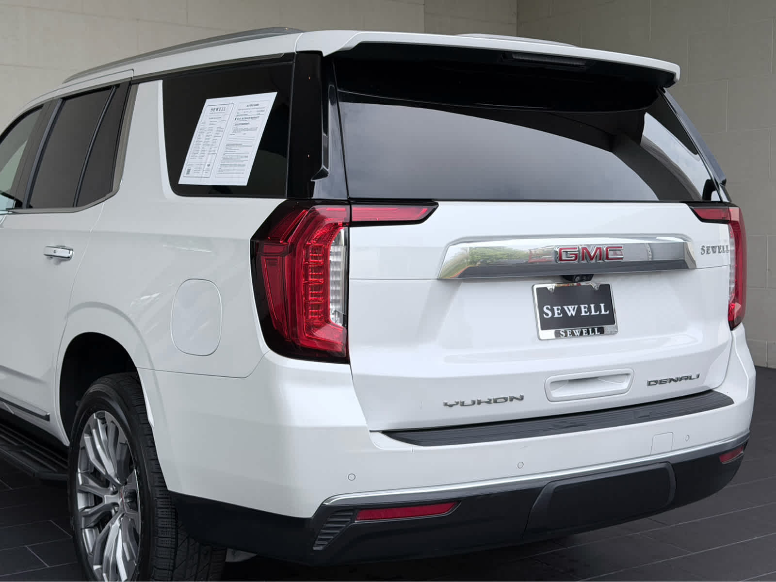 Used 2021 White Frost Tricoat GMC Denali image 10