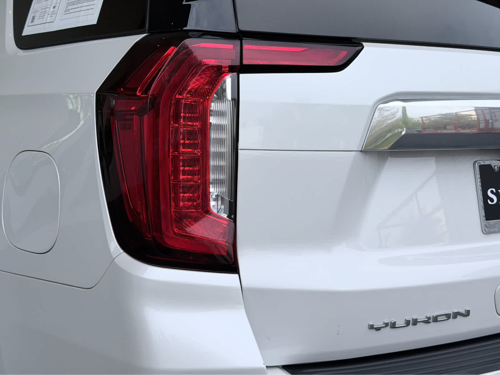 Used 2021 White Frost Tricoat GMC Denali image 11