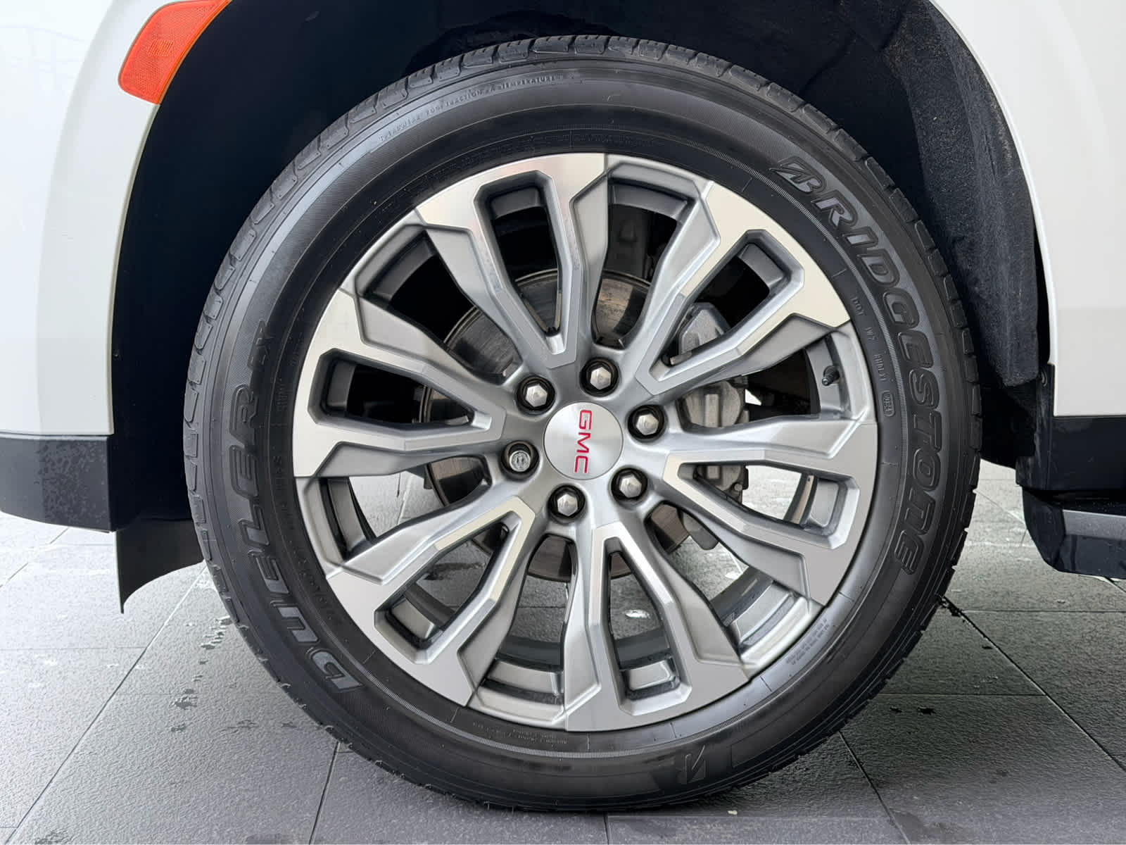 Used 2021 White Frost Tricoat GMC Denali image 12
