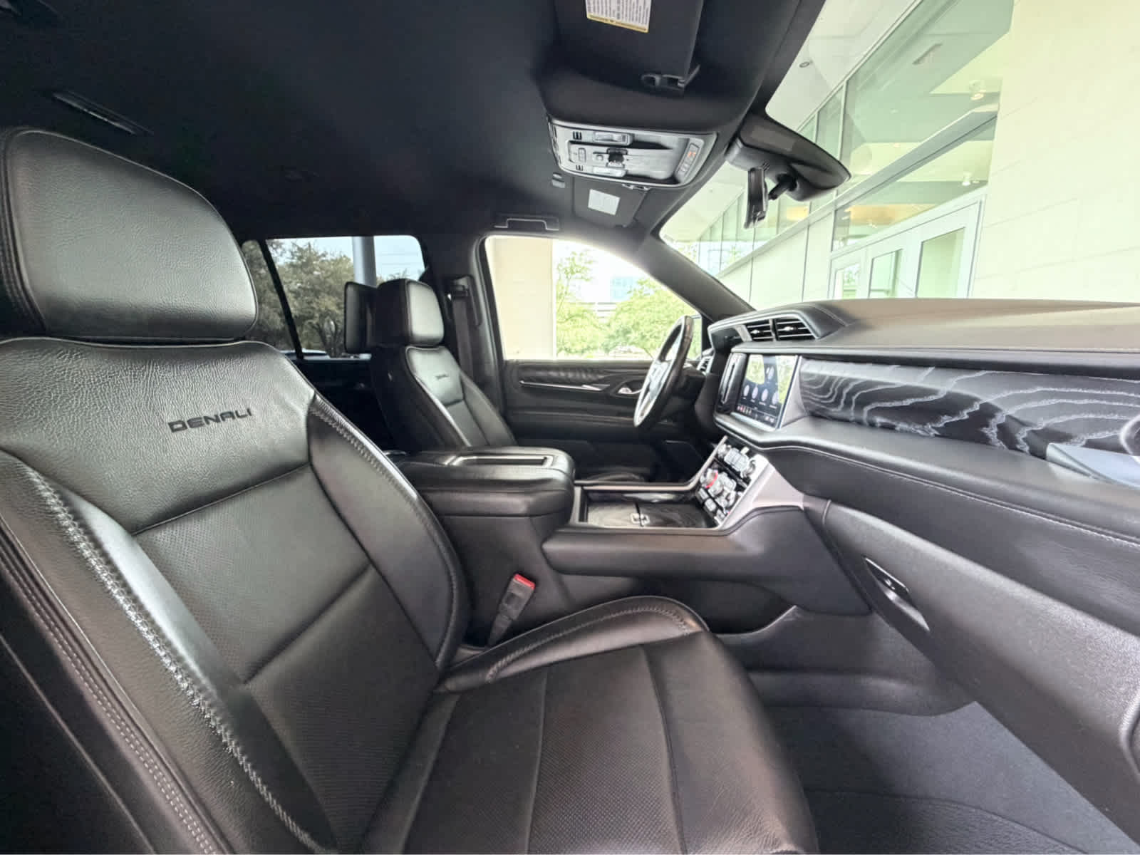 Used 2021 White Frost Tricoat GMC Denali image 17