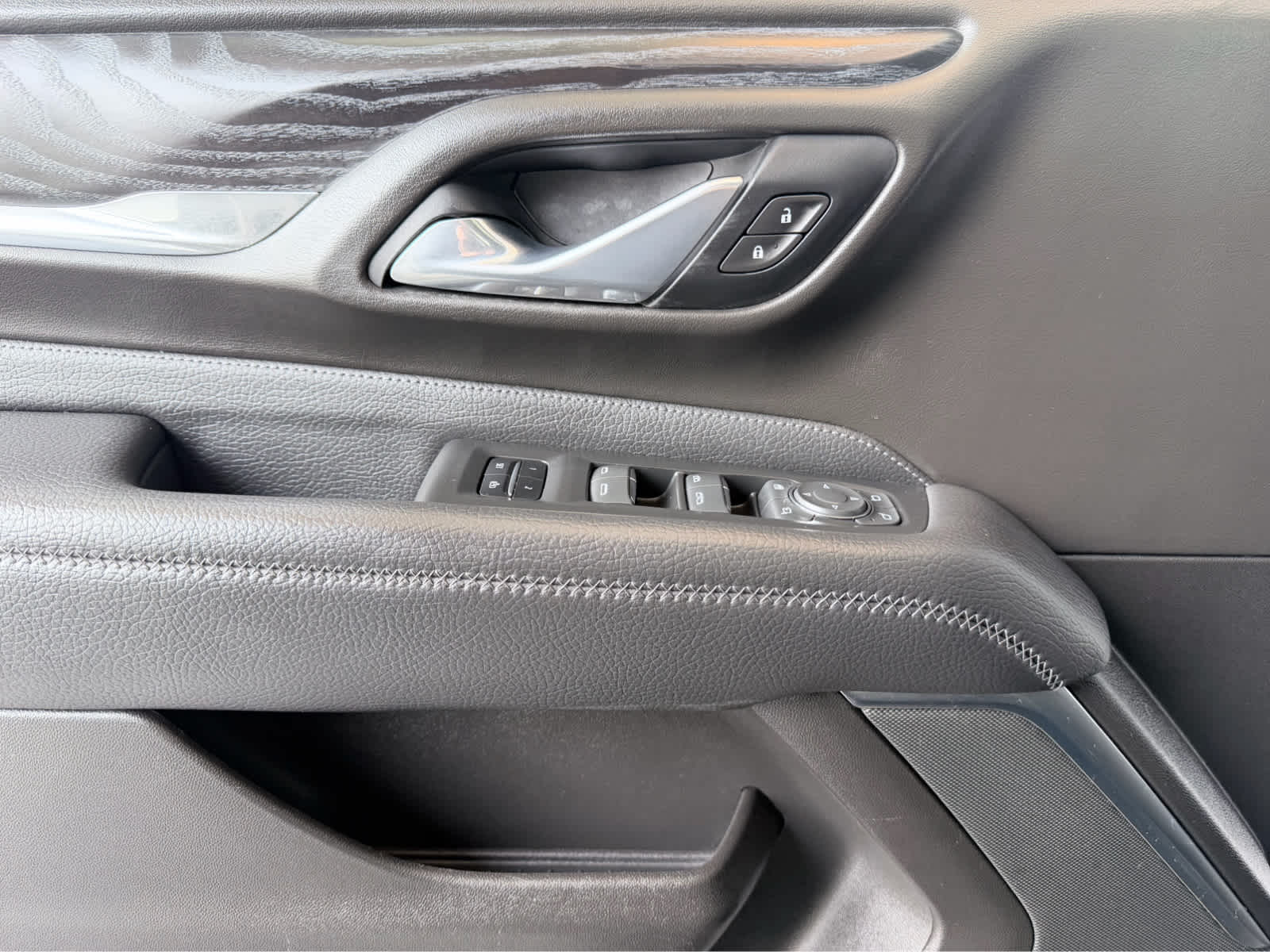 Used 2021 White Frost Tricoat GMC Denali image 25
