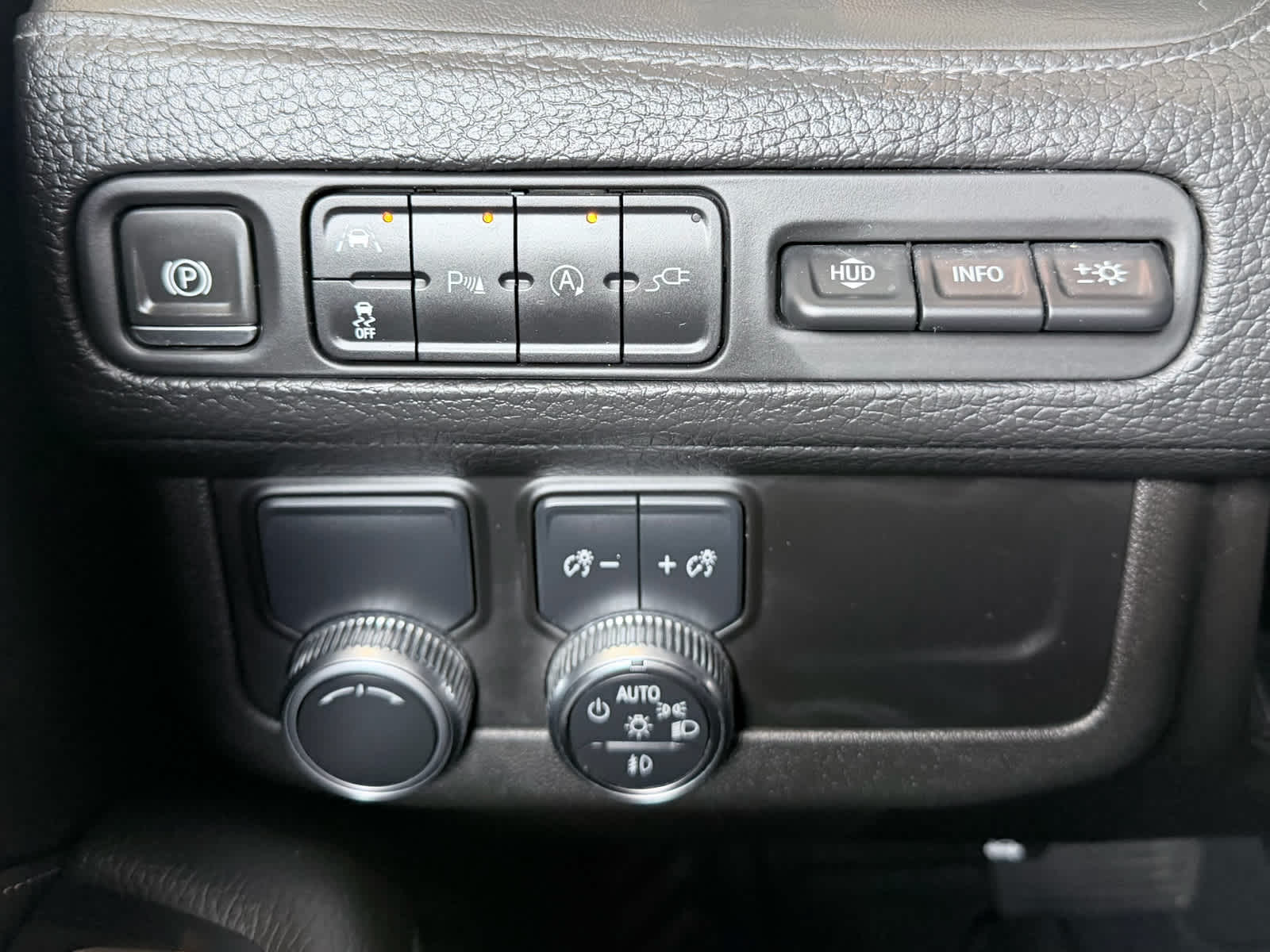 Used 2021 White Frost Tricoat GMC Denali image 24