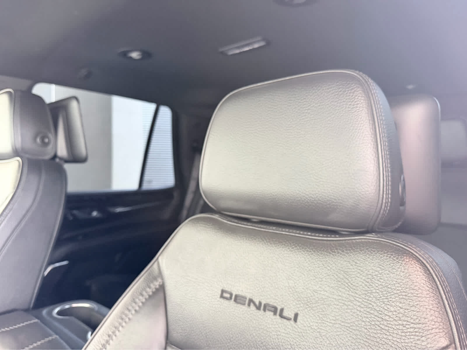 Used 2021 White Frost Tricoat GMC Denali image 28