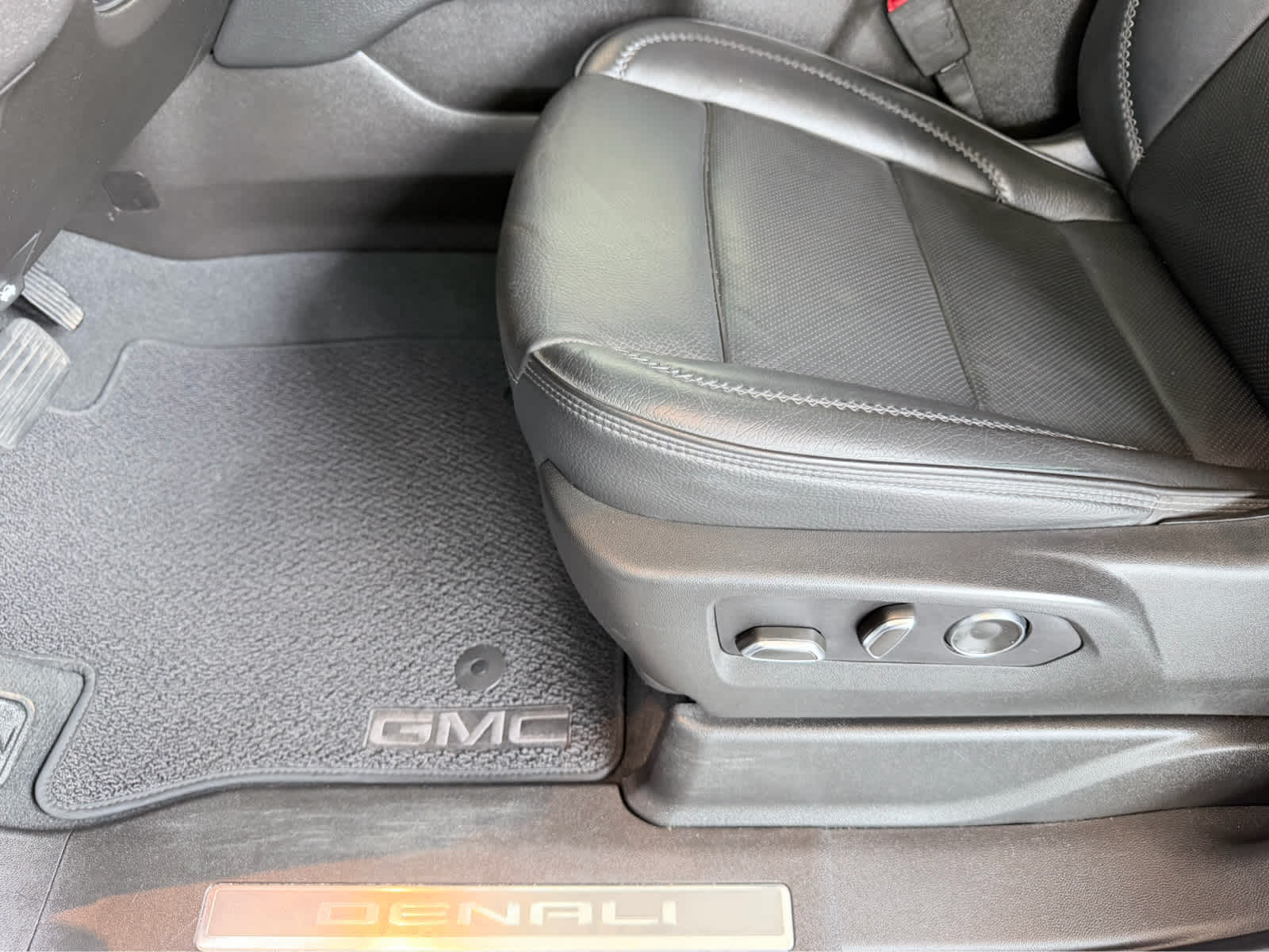 Used 2021 White Frost Tricoat GMC Denali image 27
