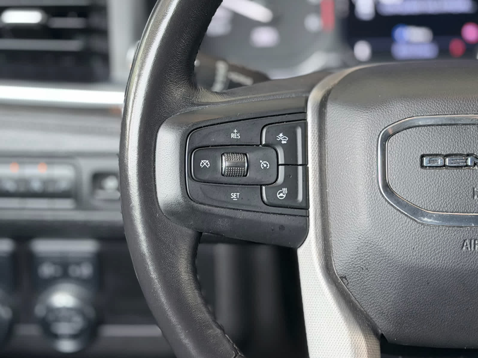Used 2021 White Frost Tricoat GMC Denali image 31
