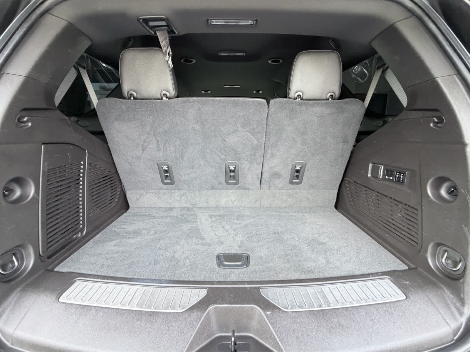 Used 2021 White Frost Tricoat GMC Denali image 38