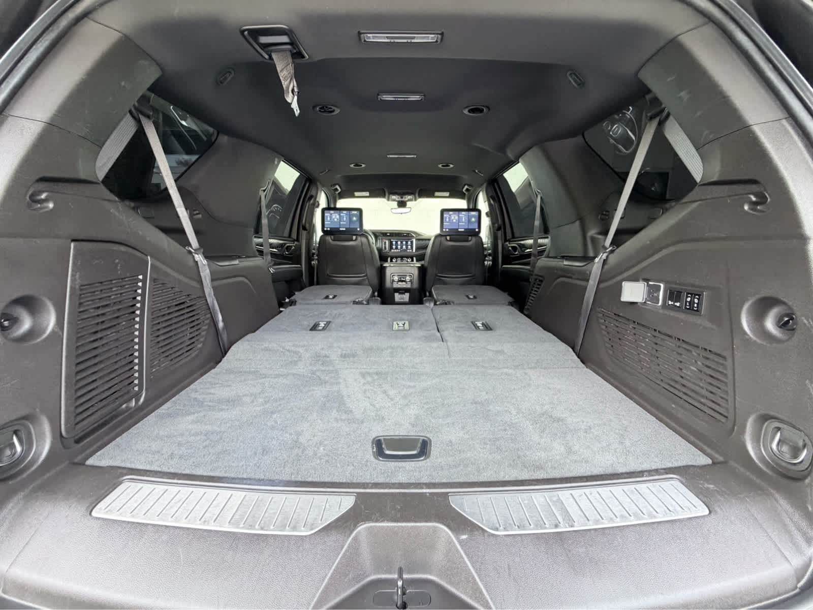 Used 2021 White Frost Tricoat GMC Denali image 39
