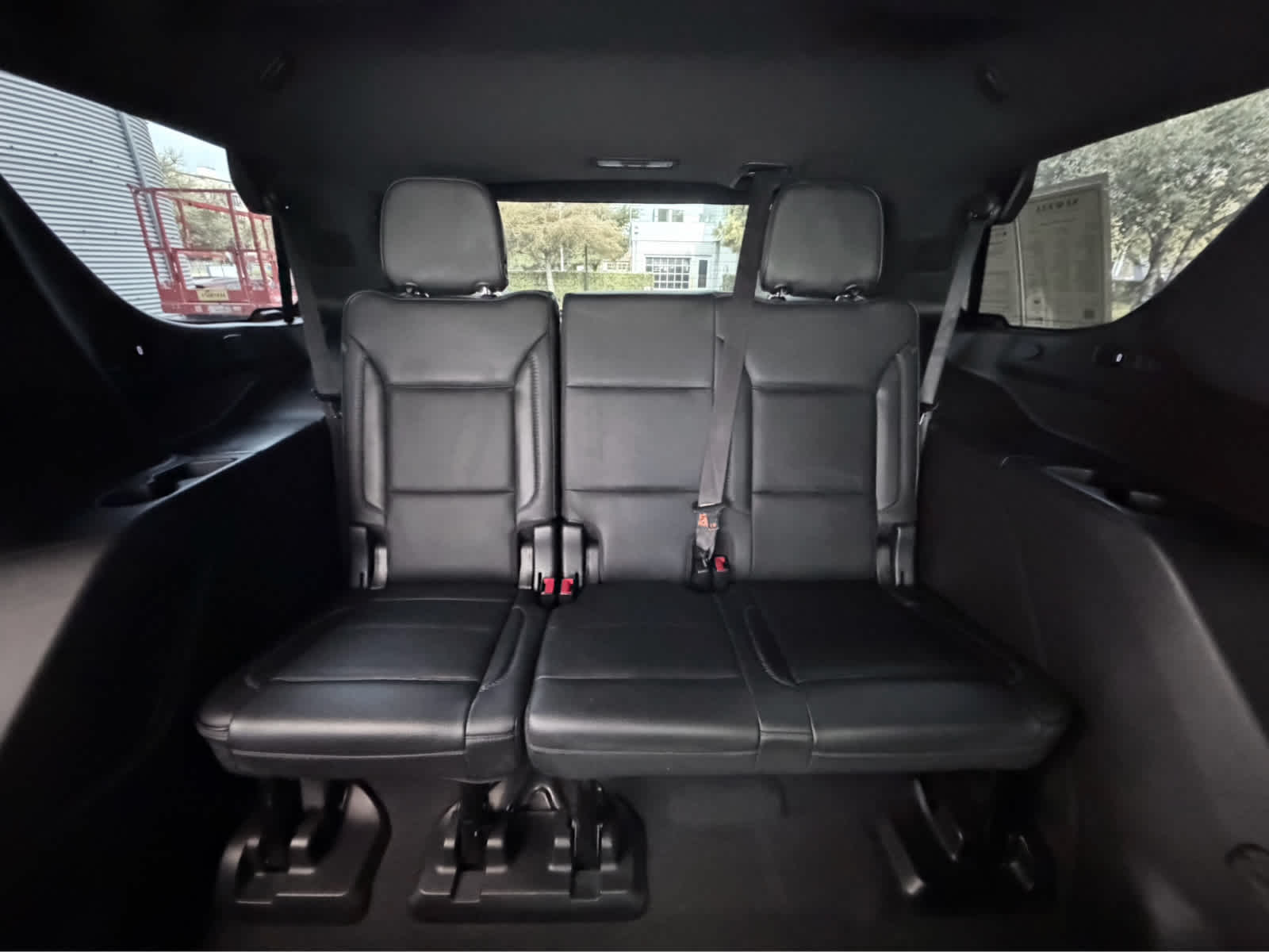 Used 2021 White Frost Tricoat GMC Denali image 36