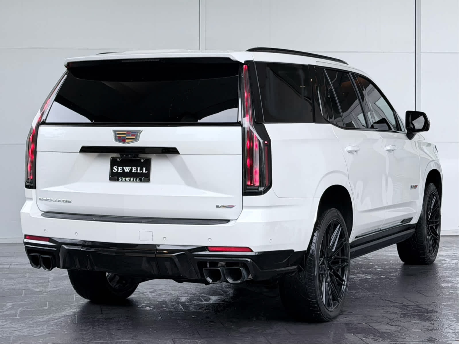 Used 2025 Crystal White Tricoat Cadillac Escalade-V image 4