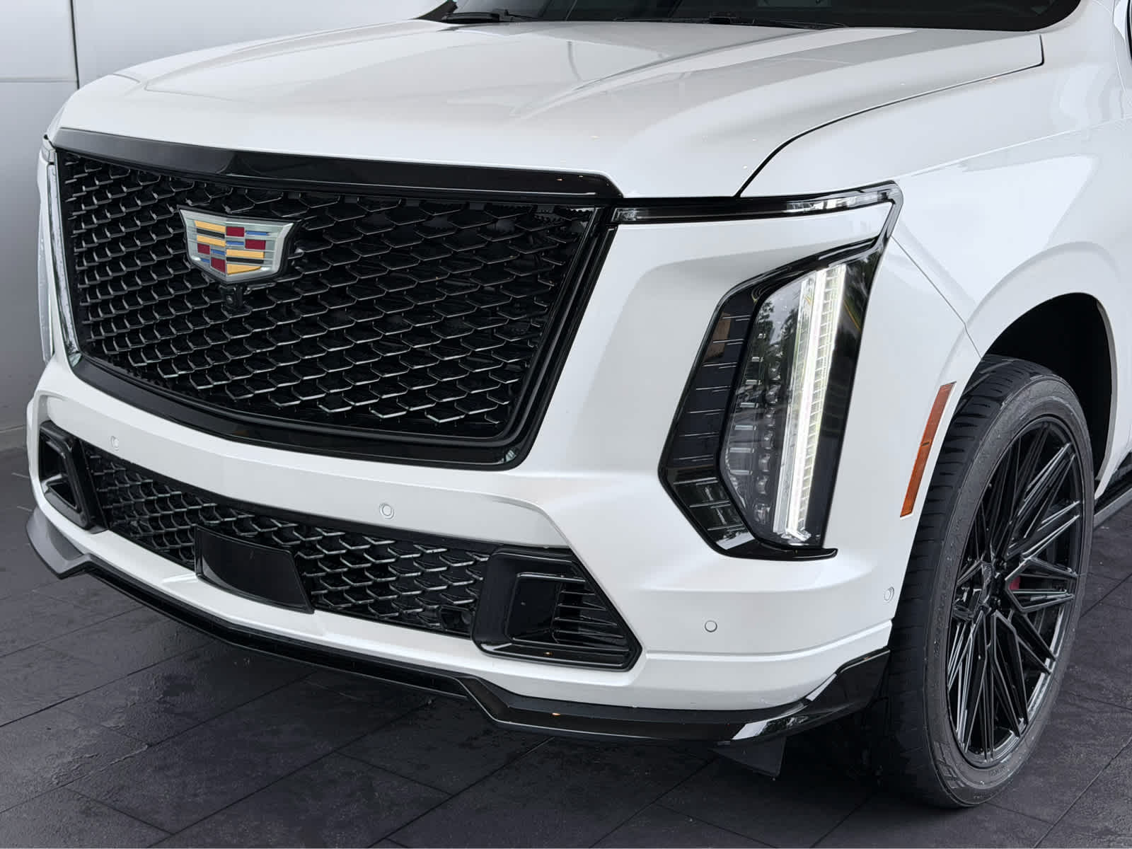 Used 2025 Crystal White Tricoat Cadillac Escalade-V image 9