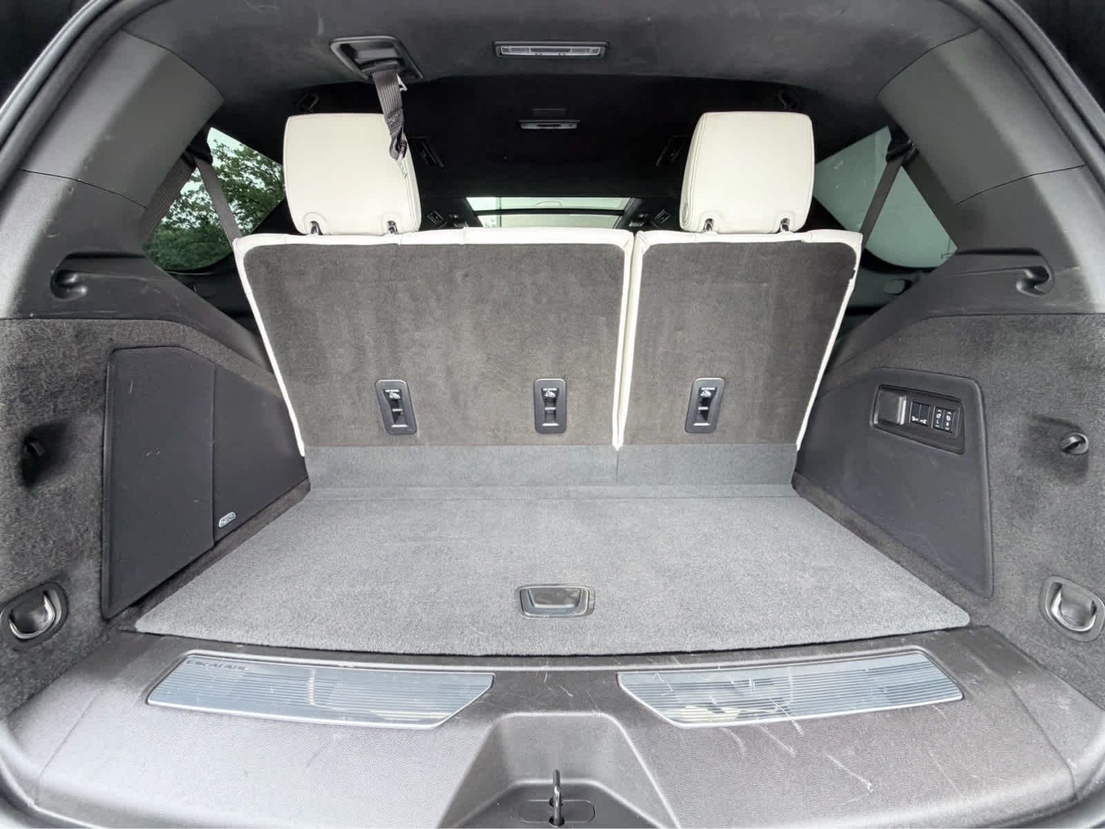 Used 2025 Crystal White Tricoat Cadillac Escalade-V image 37