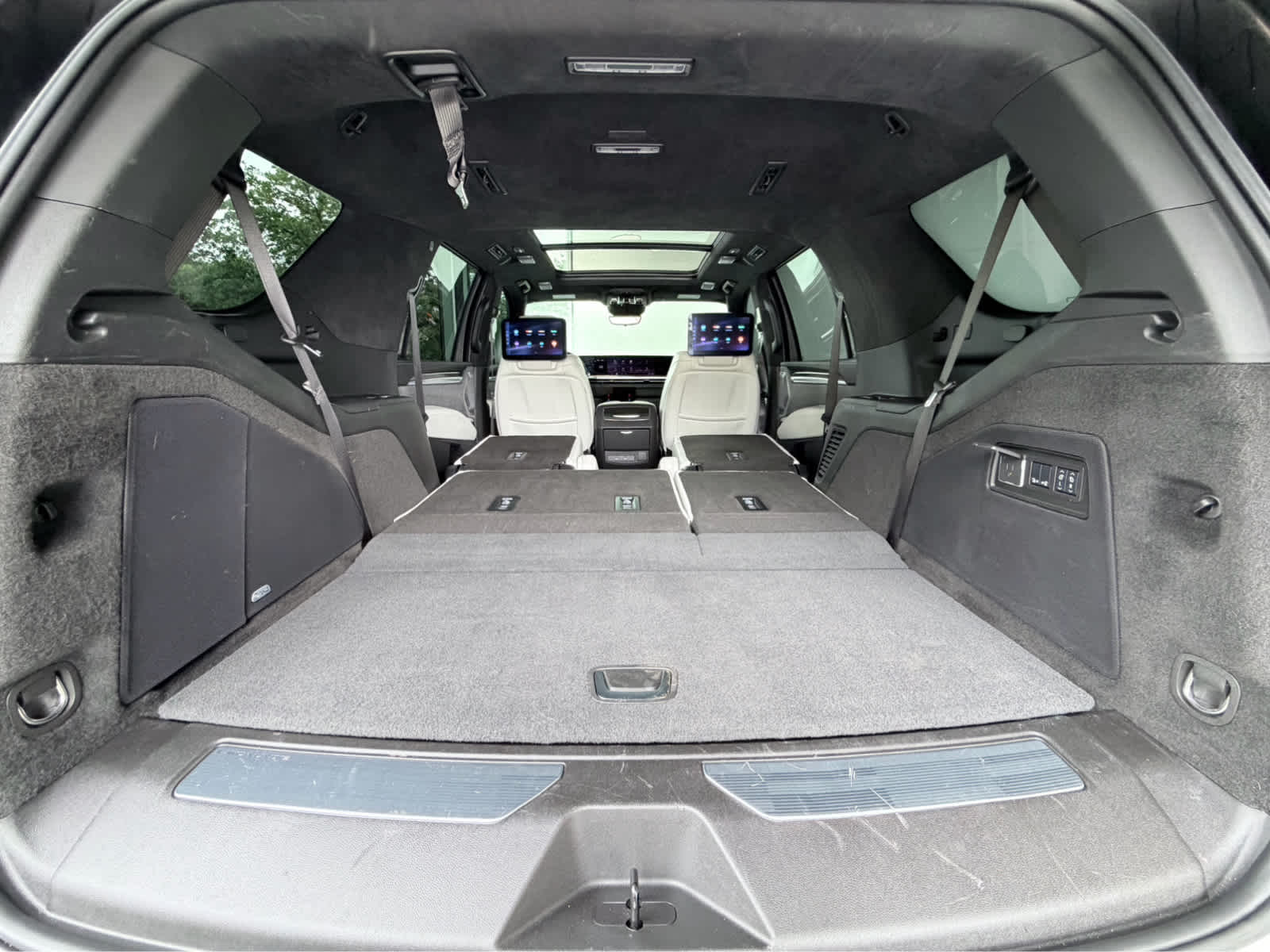Used 2025 Crystal White Tricoat Cadillac Escalade-V image 38