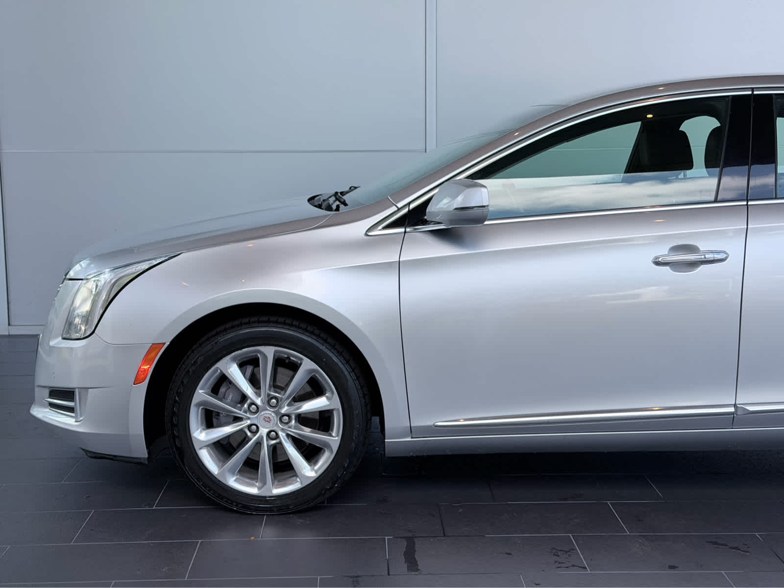 Used 2014 Radiant Silver Metallic Cadillac Luxury image 7