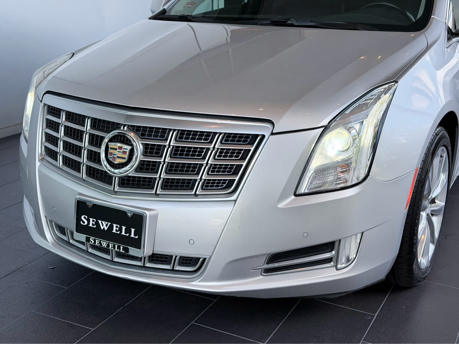 Used 2014 Radiant Silver Metallic Cadillac Luxury image 8