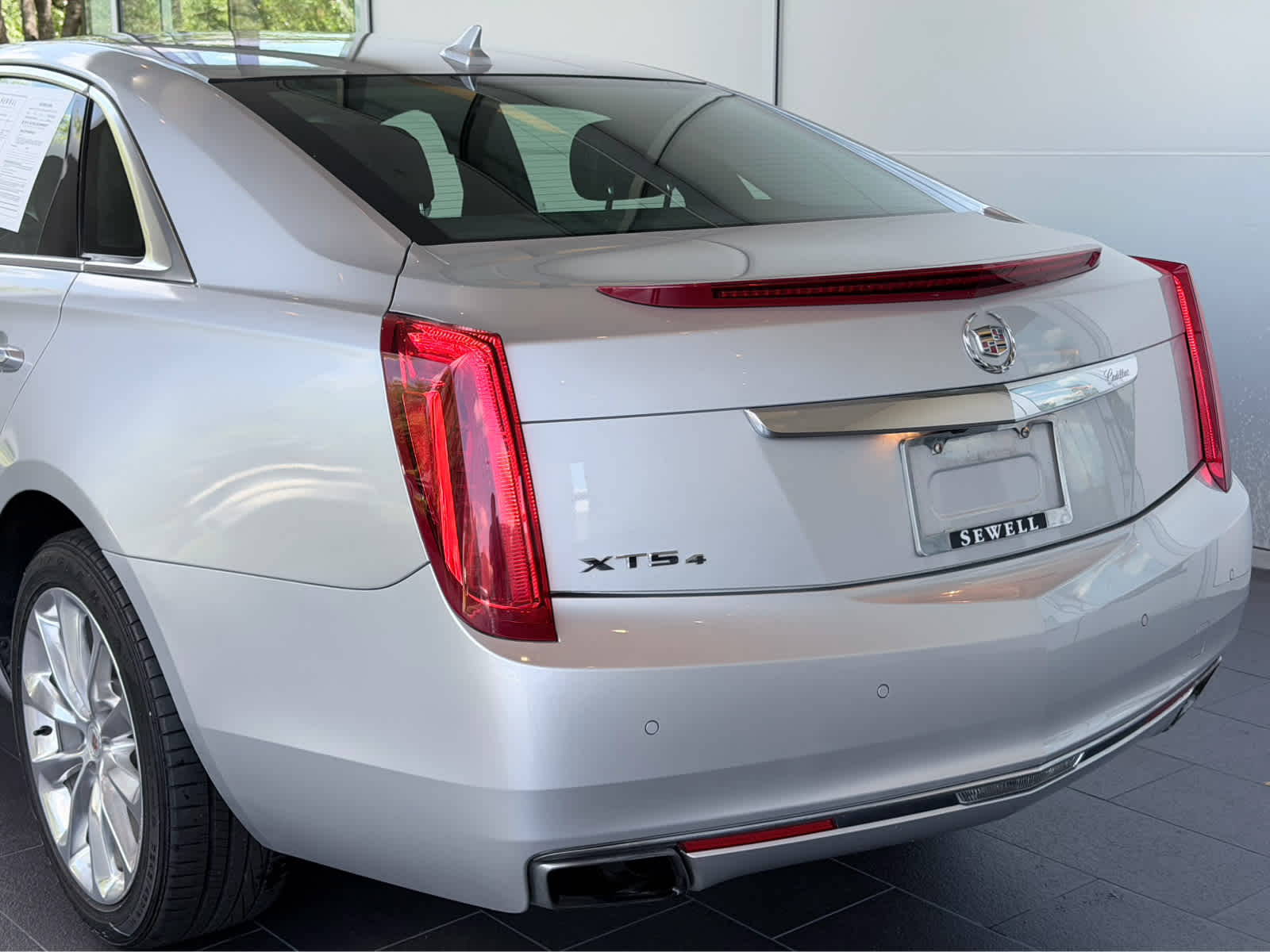 Used 2014 Radiant Silver Metallic Cadillac Luxury image 10