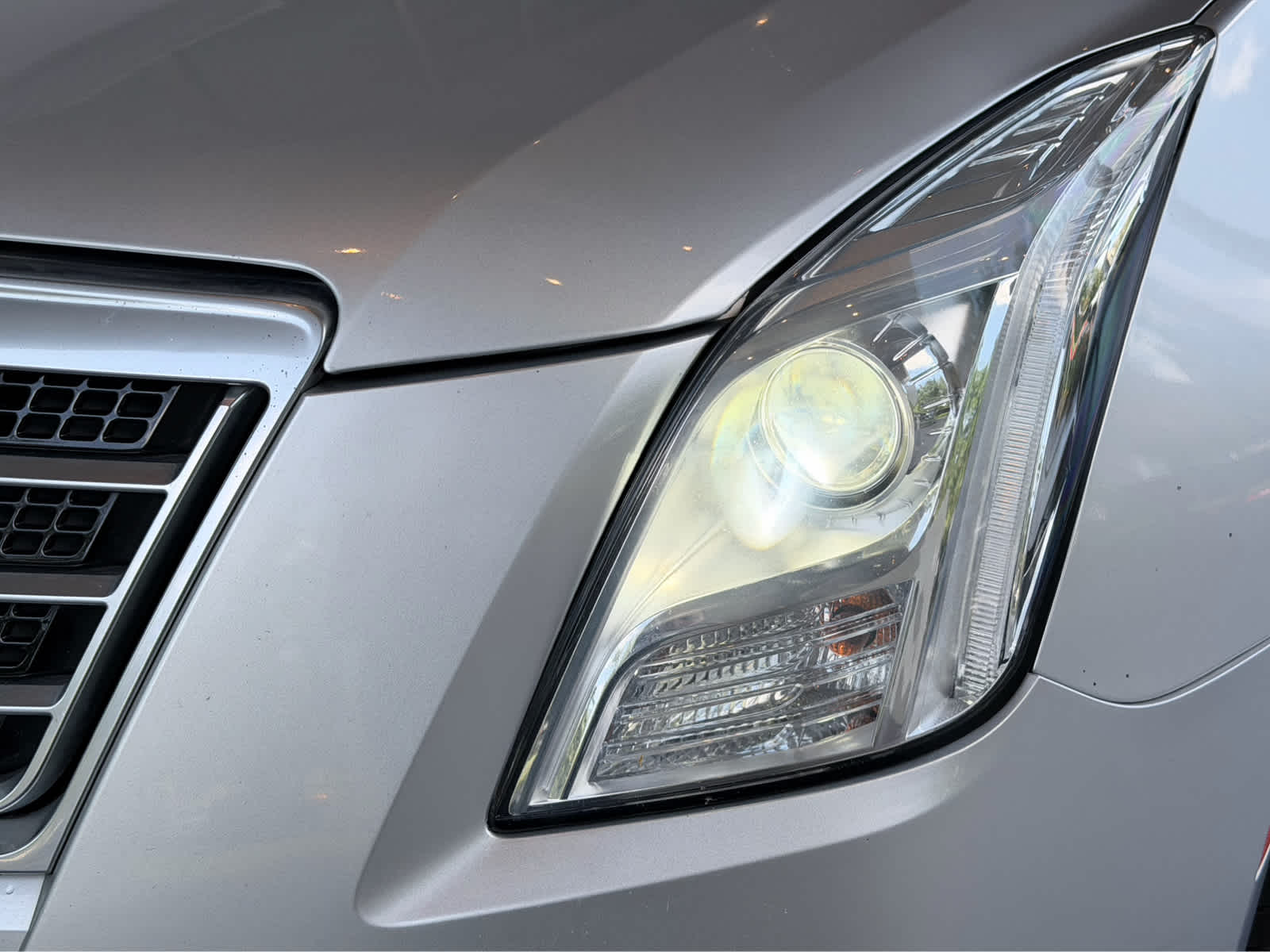 Used 2014 Radiant Silver Metallic Cadillac Luxury image 9