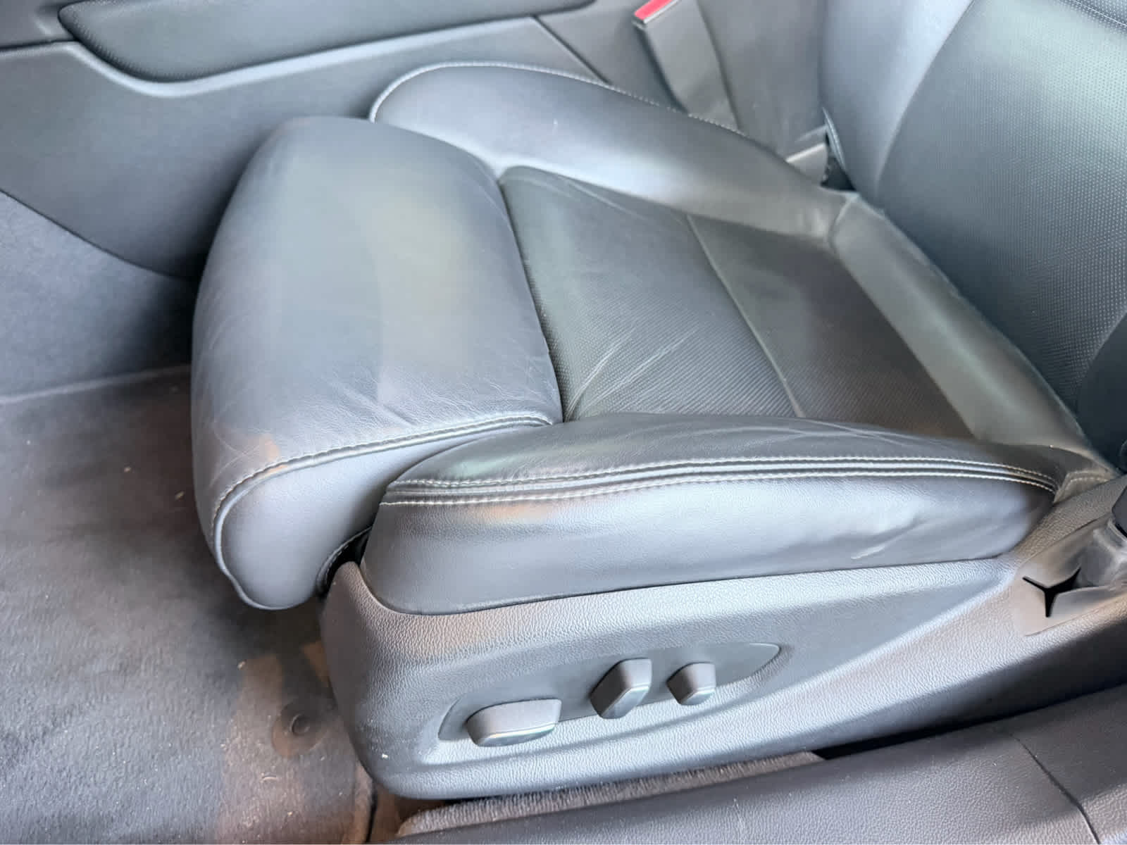 Used 2014 Radiant Silver Metallic Cadillac Luxury image 23