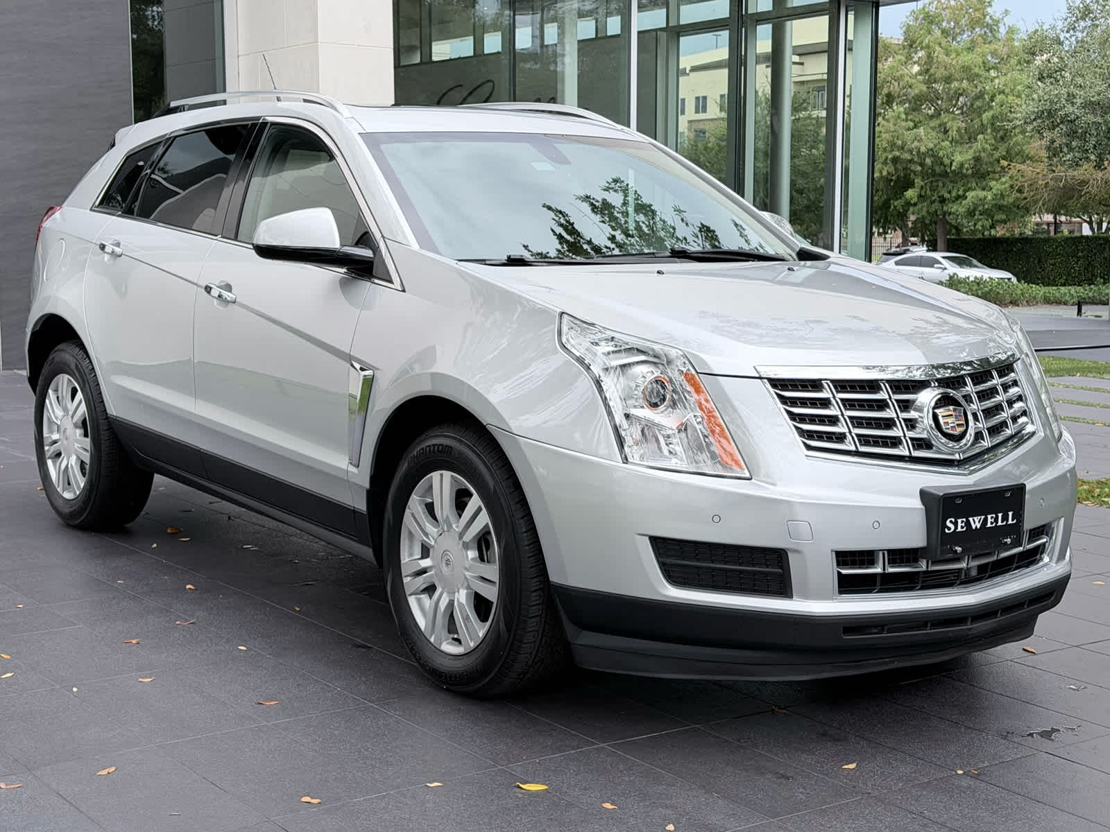 Used 2013 RADIANT SILVER METALLIC Cadillac Luxury Collection image 3
