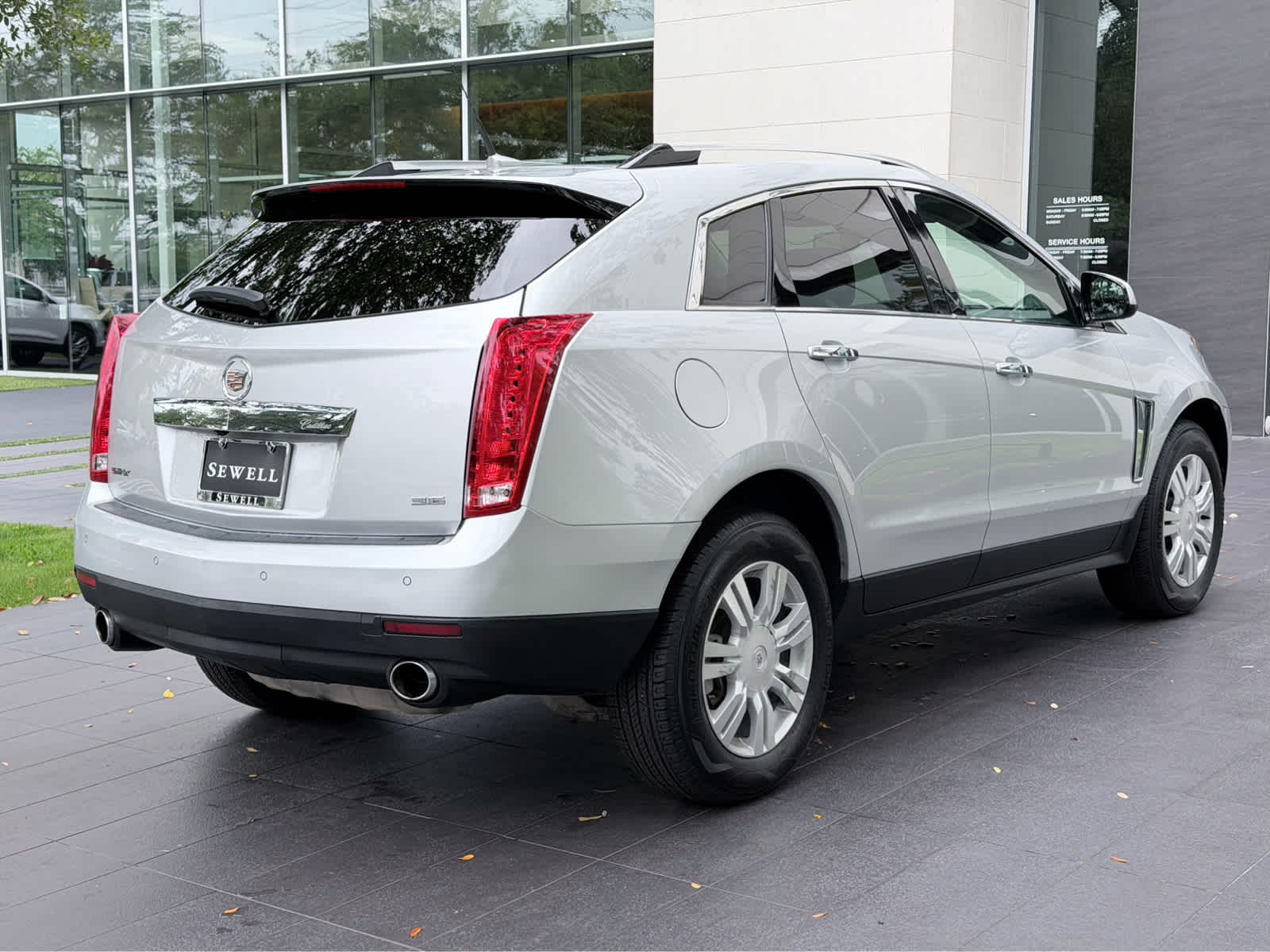 Used 2013 RADIANT SILVER METALLIC Cadillac Luxury Collection image 4
